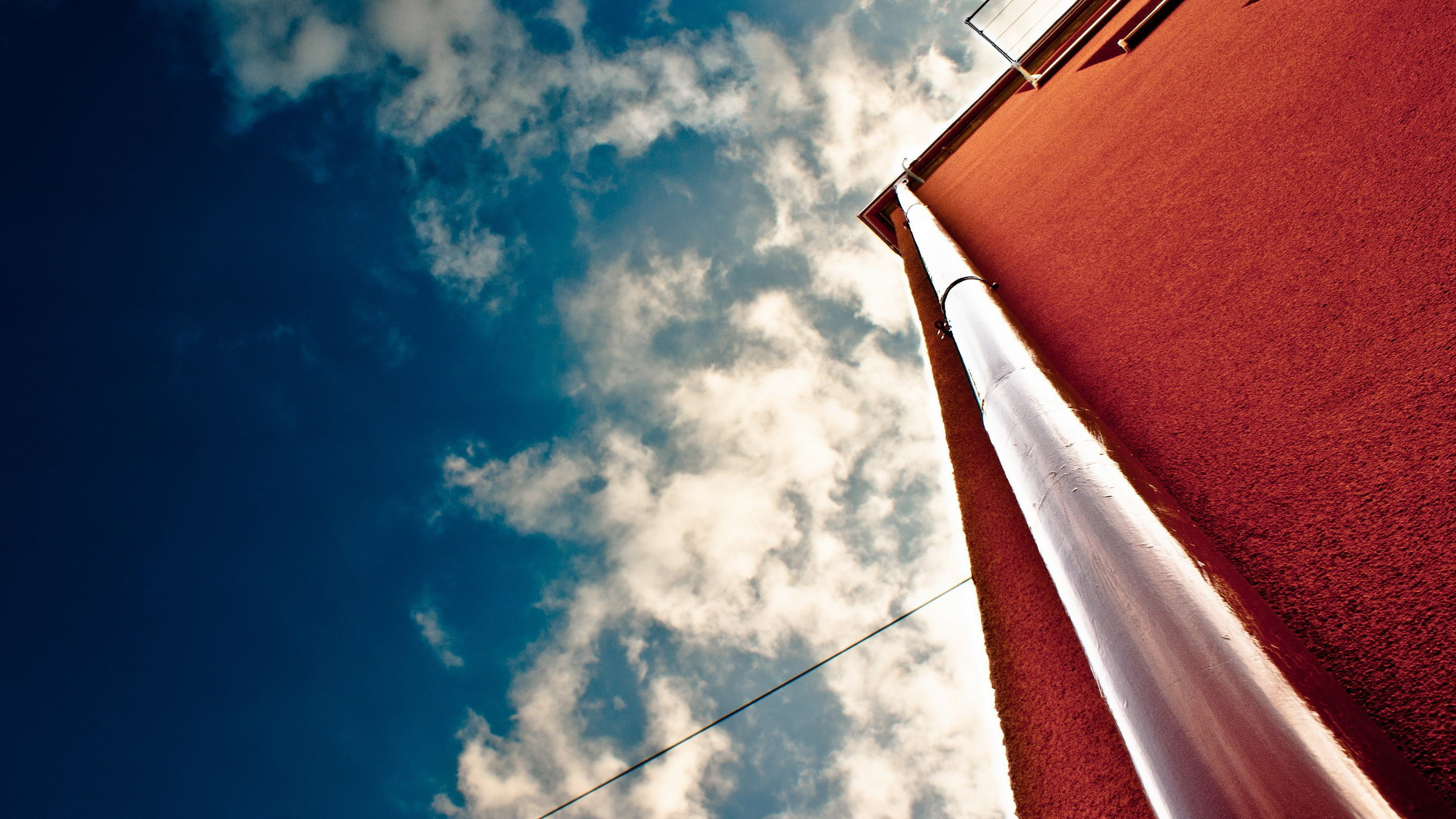 Обои облако, атмосфера, здание, синий, лазурный в разрешении 2560x1440