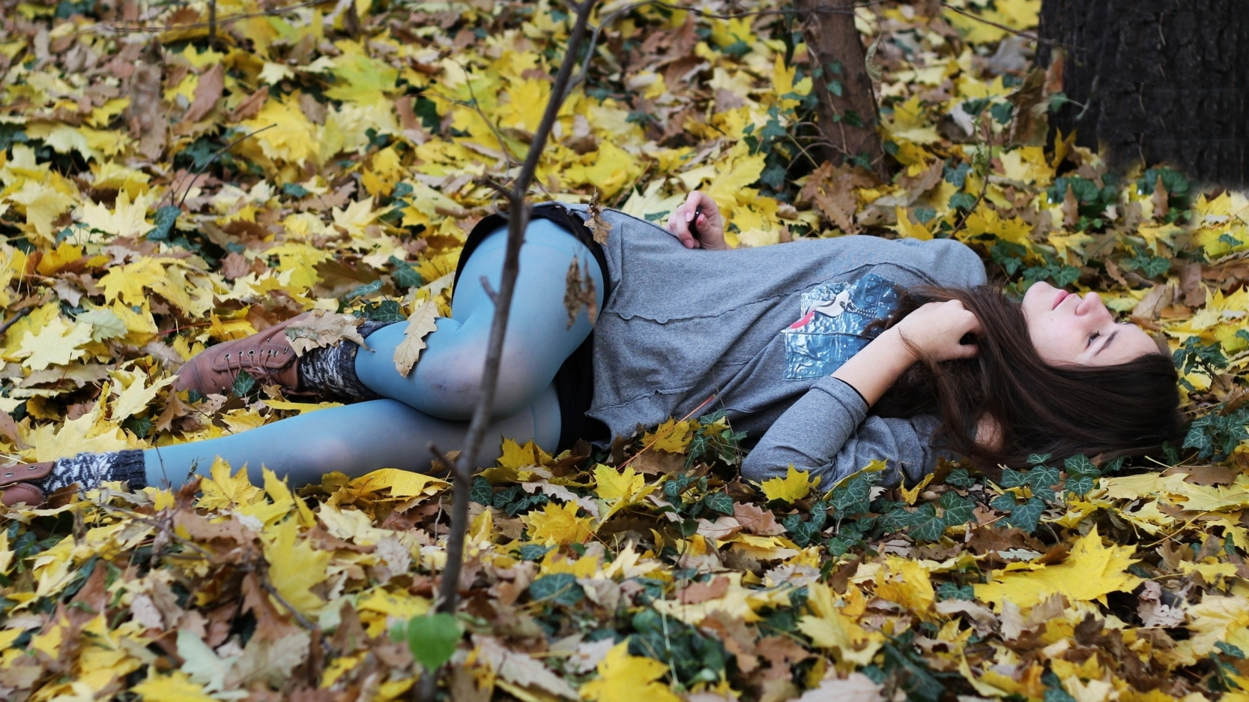 Обои осень, желтый, листопадные, растение, женщина в разрешении 2560x1440