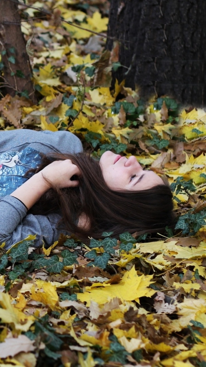 Обои осень, желтый, листопадные, растение, женщина в разрешении 720x1280