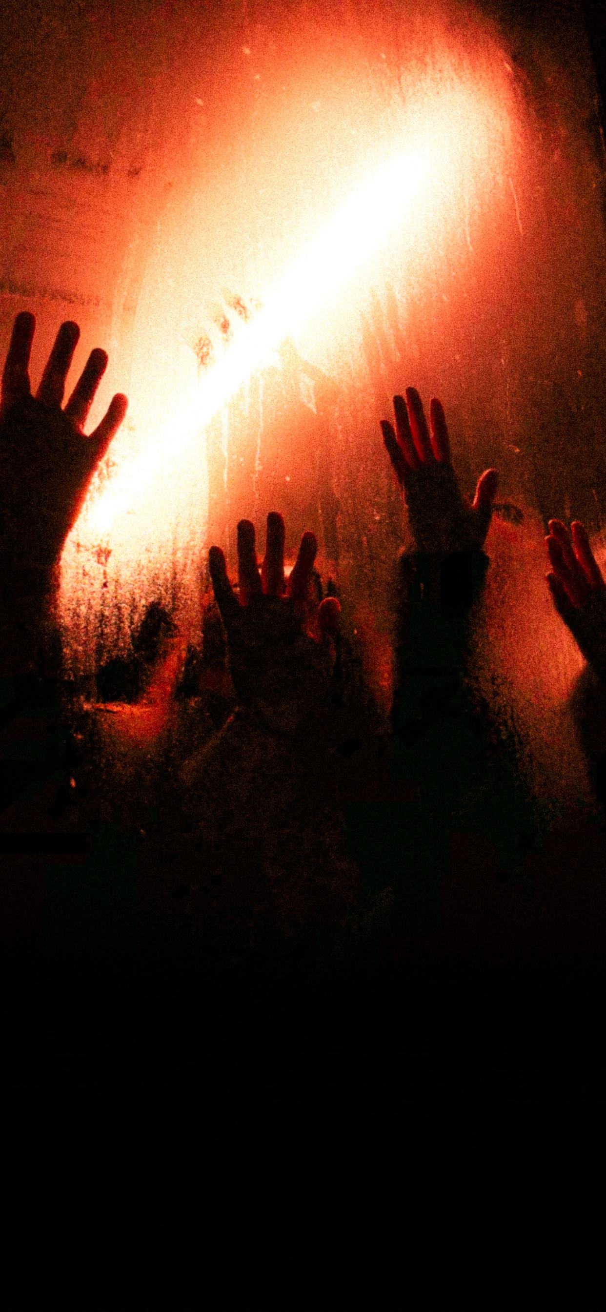 Обои красный цвет, свет, темнота, толпа, тепло в разрешении 1242x2688