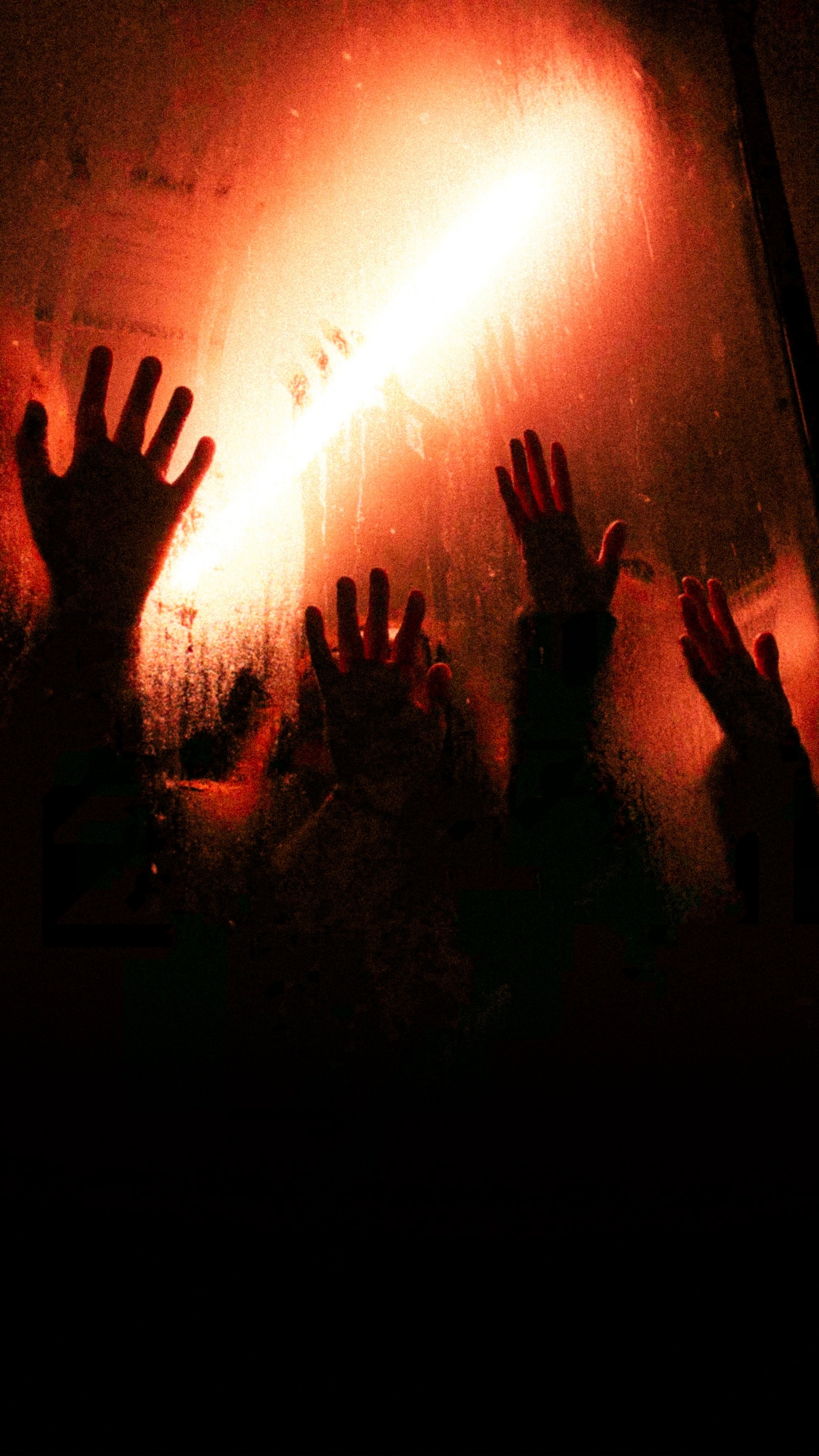 Обои красный цвет, свет, темнота, толпа, тепло в разрешении 1440x2560