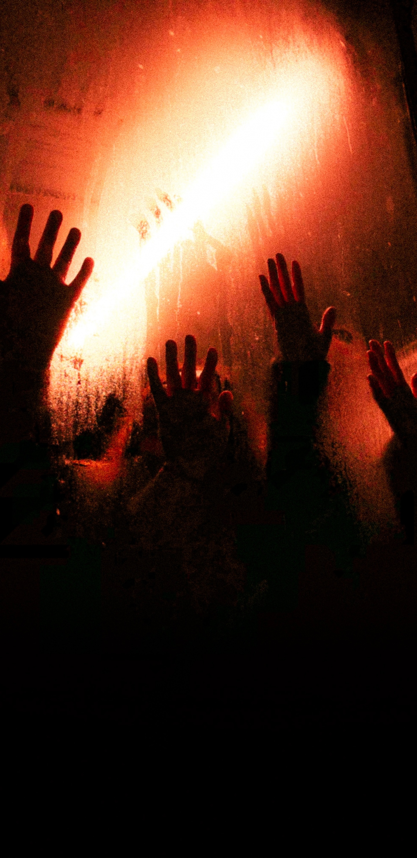 Обои красный цвет, свет, темнота, толпа, тепло в разрешении 1440x2960