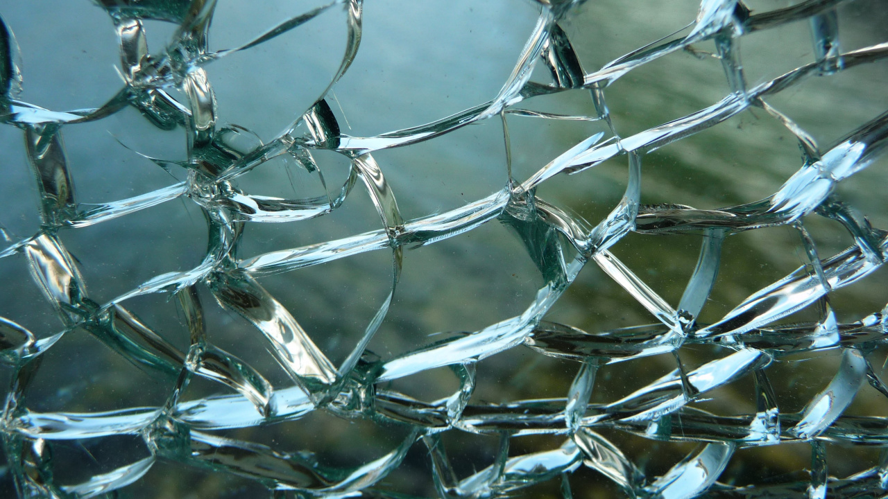 Обои стекло, текстура, вода, ограждать провода, металл в разрешении 1280x720