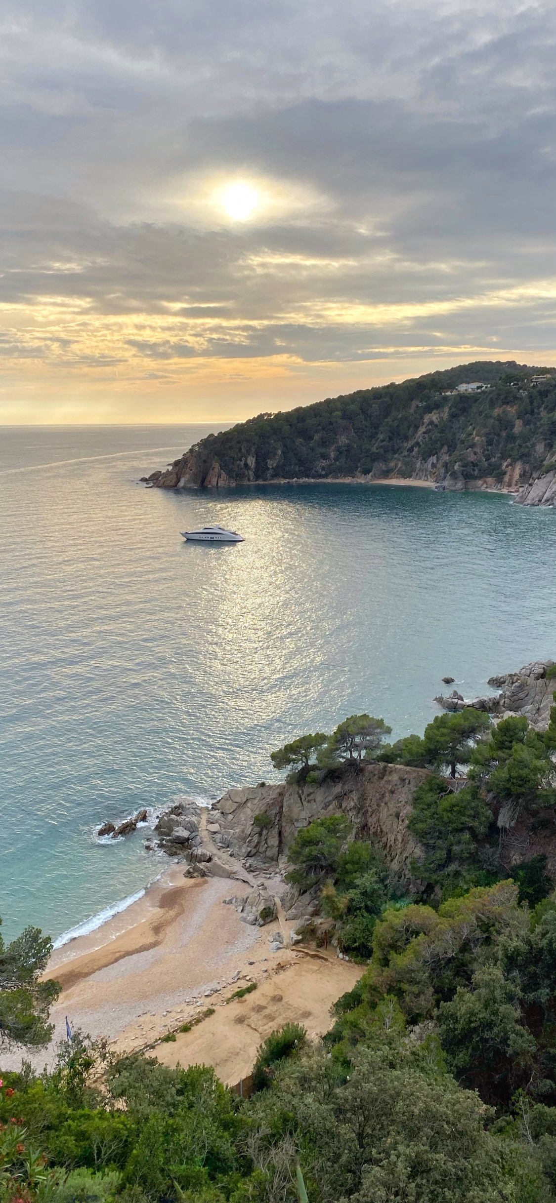 Обои побережье, водоем, берег, вода, гидроресурсы в разрешении 1125x2436