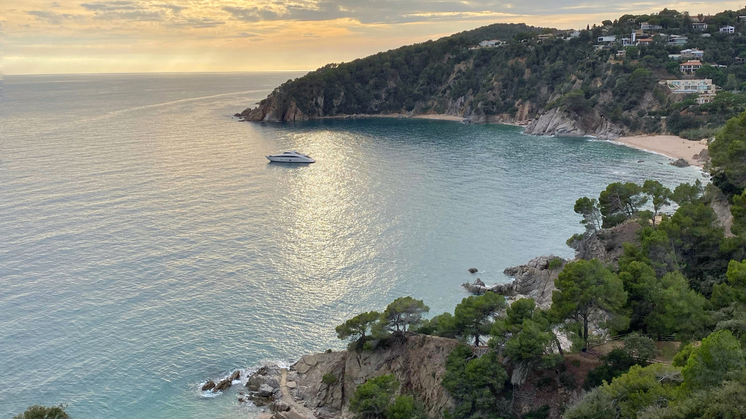 Обои побережье, водоем, берег, вода, гидроресурсы в разрешении 2560x1440