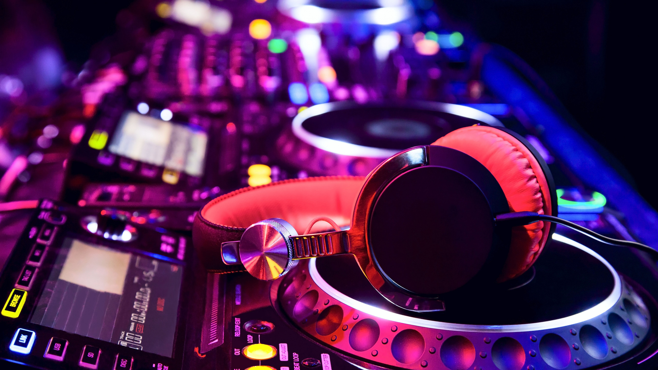 Обои звуковое оборудование, ночной клуб, диск жокей, диджей, пурпурный цвет в разрешении 2560x1440