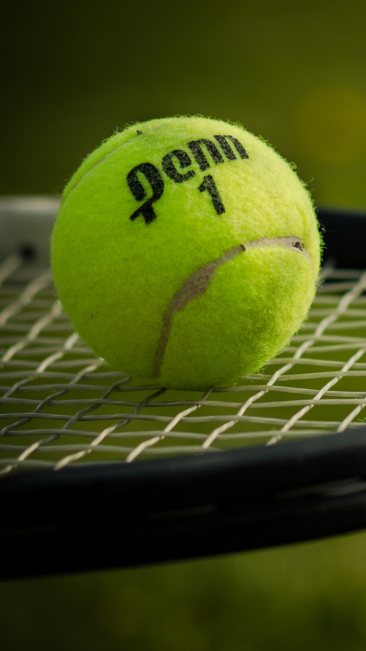 Обои теннис, теннисный мяч, мяч, теннисная ракетка аксессуары, занятие спортом в разрешении 720x1280