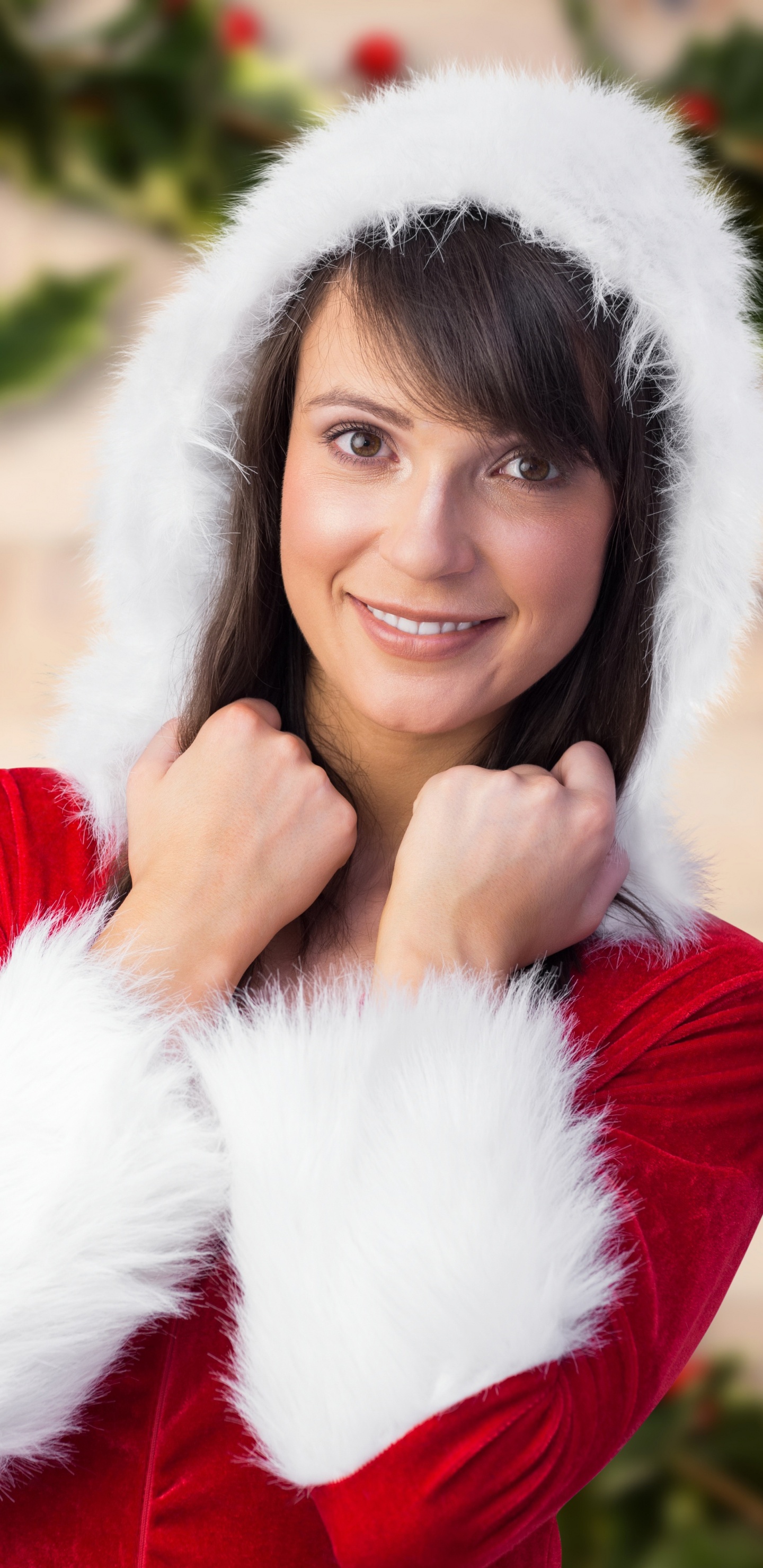 Обои Рождественский день, Рождество, красный цвет, мех, красота в разрешении 1440x2960