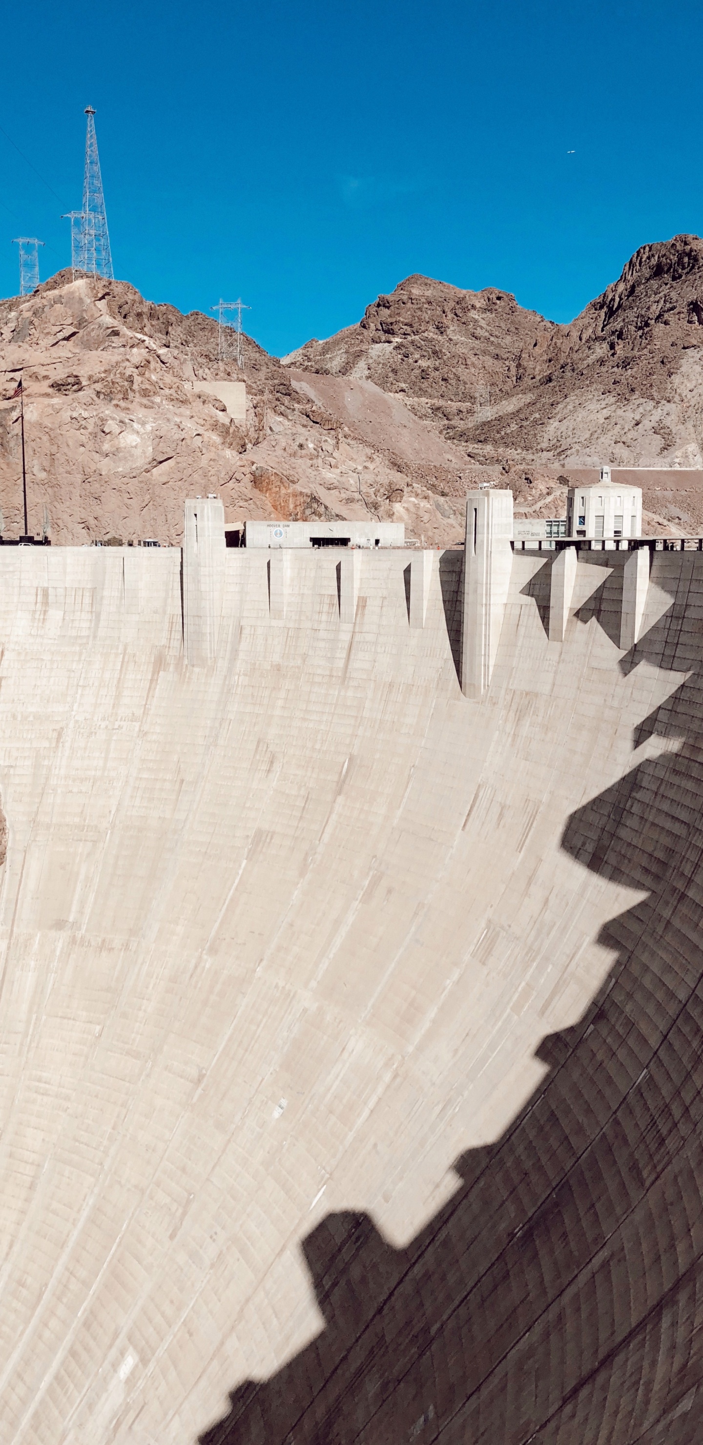 Обои плотина Гувера, достопримечательность, горный хребет, гора, ориентир в разрешении 1440x2960