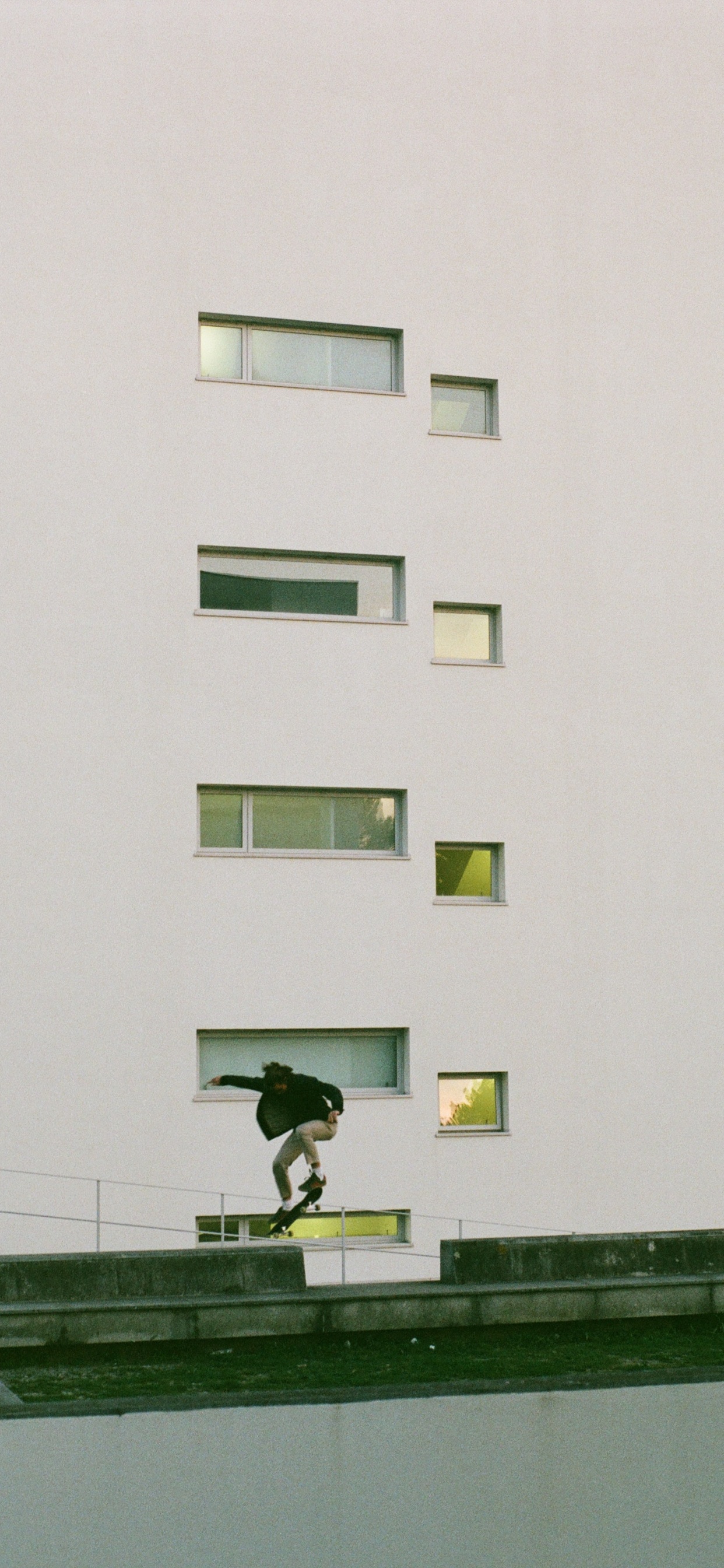 Обои лестница, угол, стена, Хаус, полка в разрешении 1242x2688