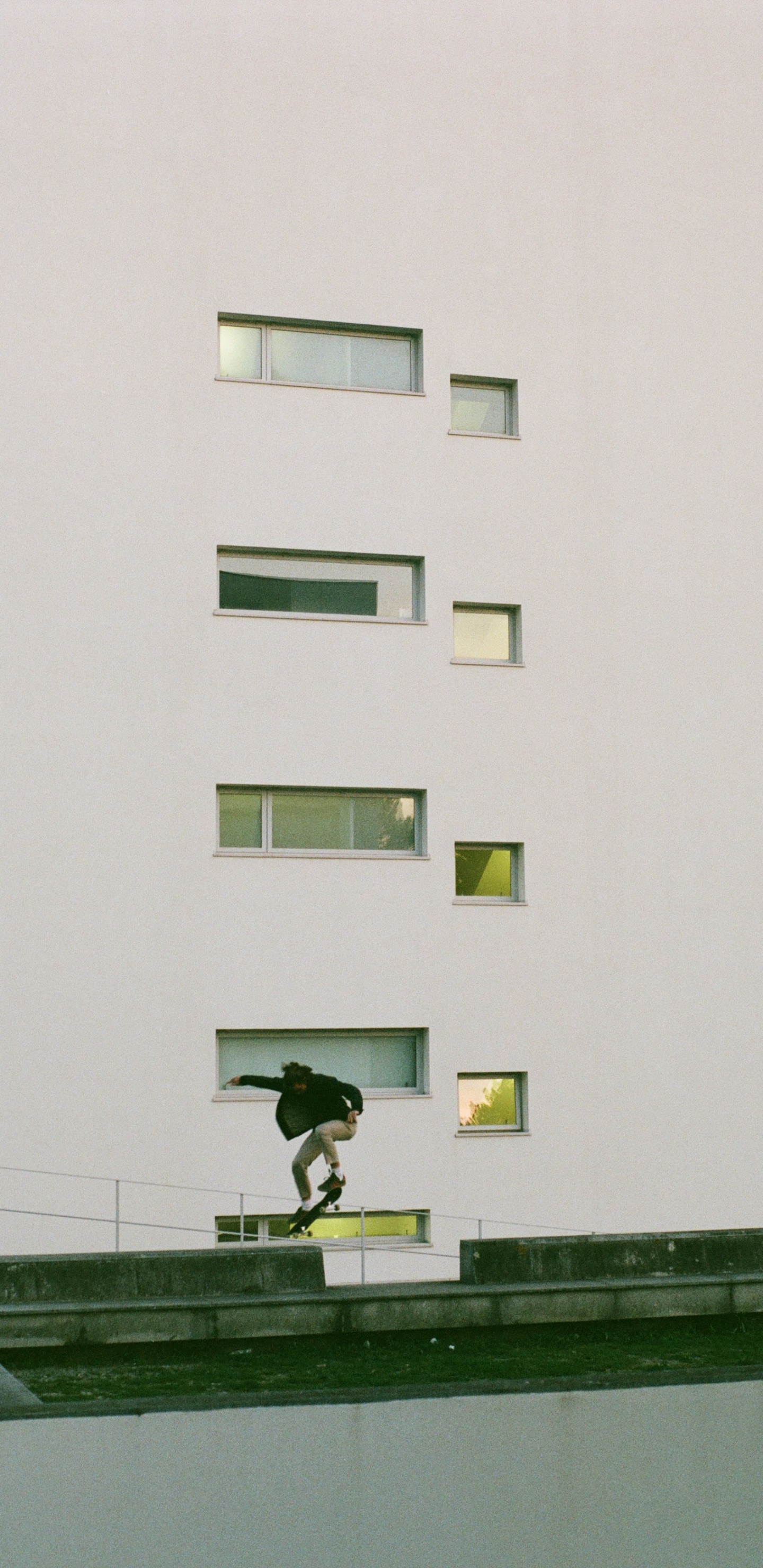 Обои лестница, угол, стена, Хаус, полка в разрешении 1440x2960