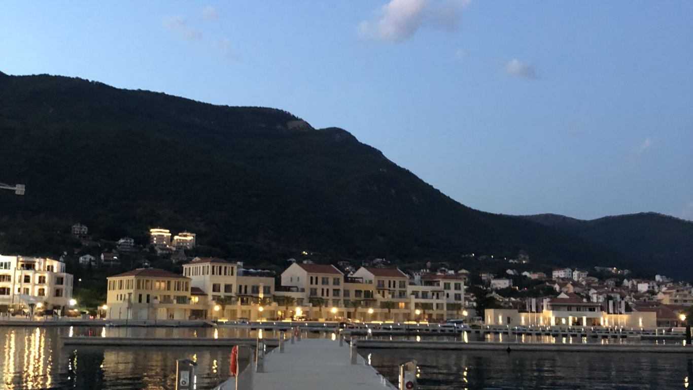 Обои фьорд, вода, гидроресурсы, водный путь, холм в разрешении 1366x768