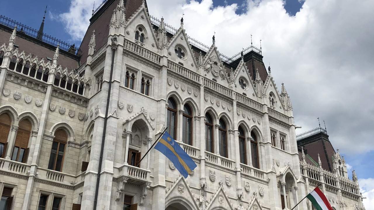 Обои Здание Венгерского Парламента, классическая архитектура, достопримечательность, ориентир, архитектура в разрешении 1280x720