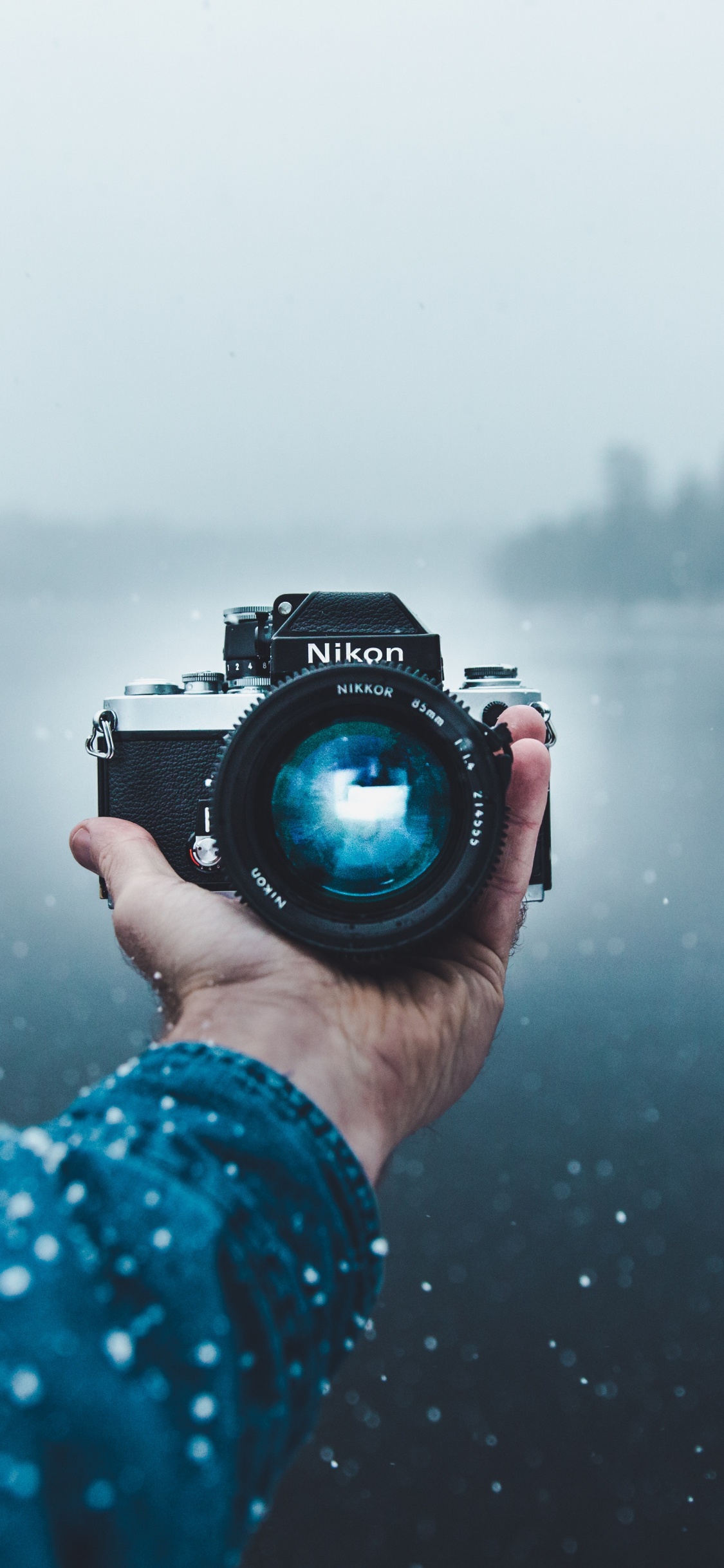 Обои камера, цифровые зеркальные, Никон, отражение, синий в разрешении 1125x2436