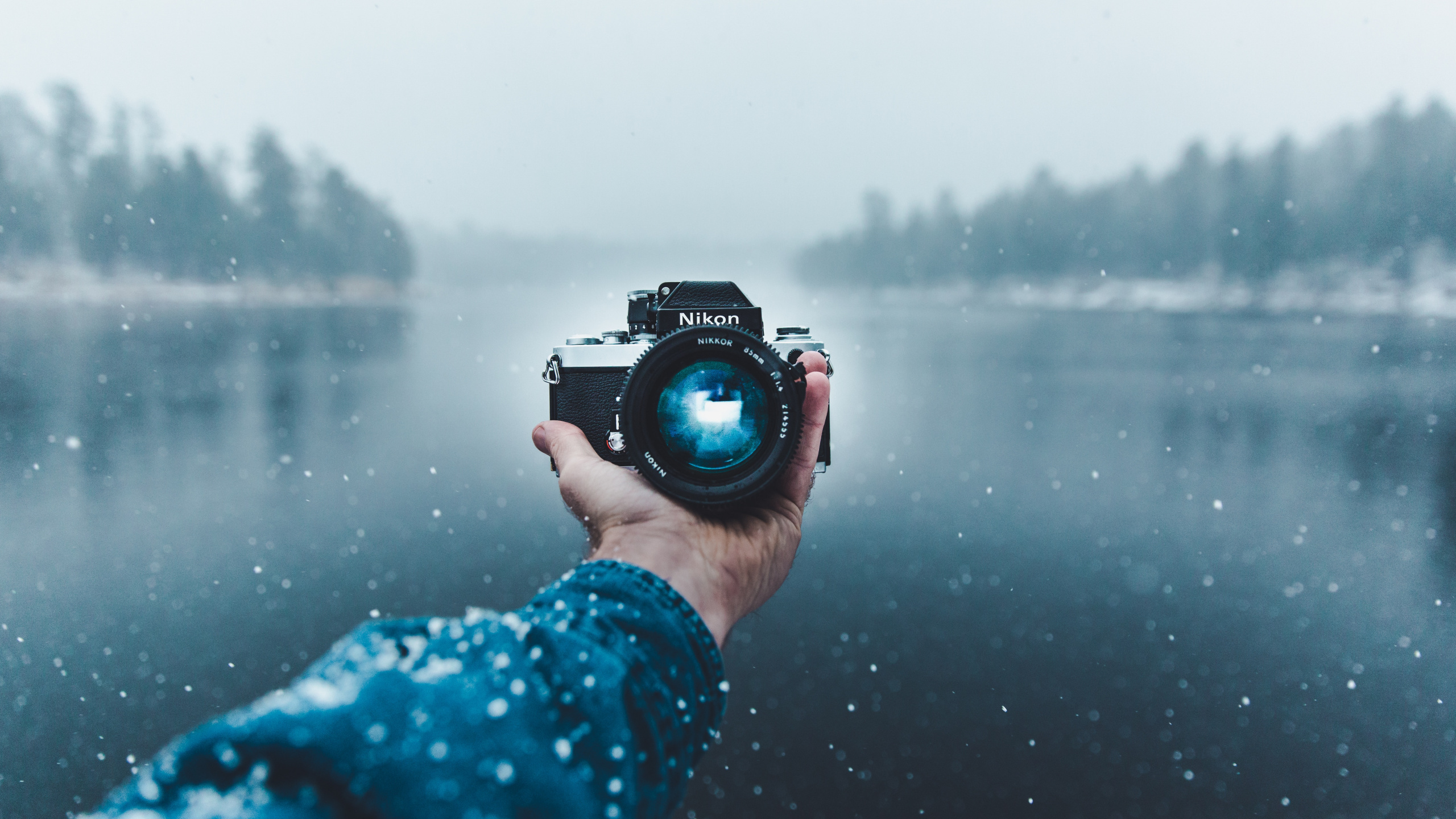 Обои камера, цифровые зеркальные, Никон, отражение, синий в разрешении 2560x1440
