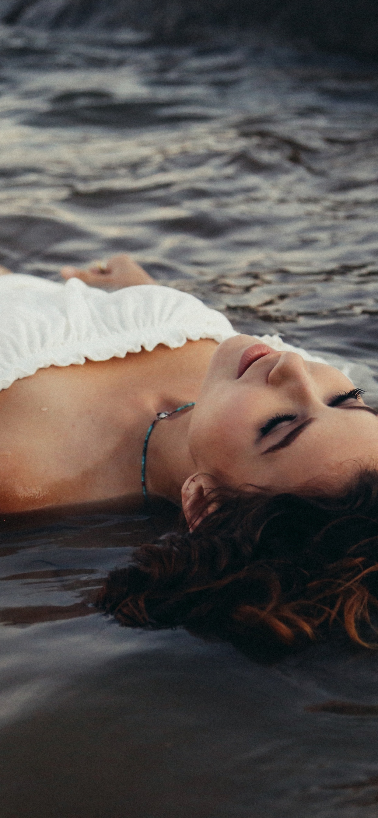 Обои модель, море, волосы, вода, красота в разрешении 1242x2688