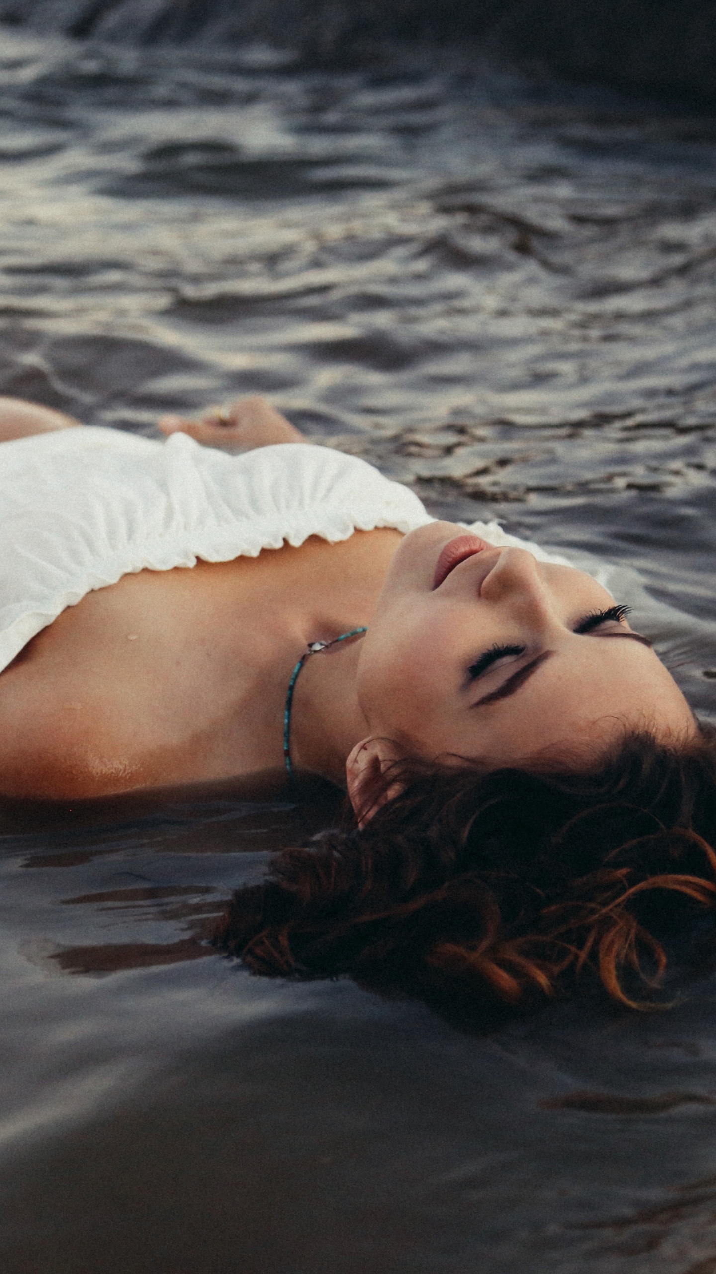 Обои модель, море, волосы, вода, красота в разрешении 1440x2560