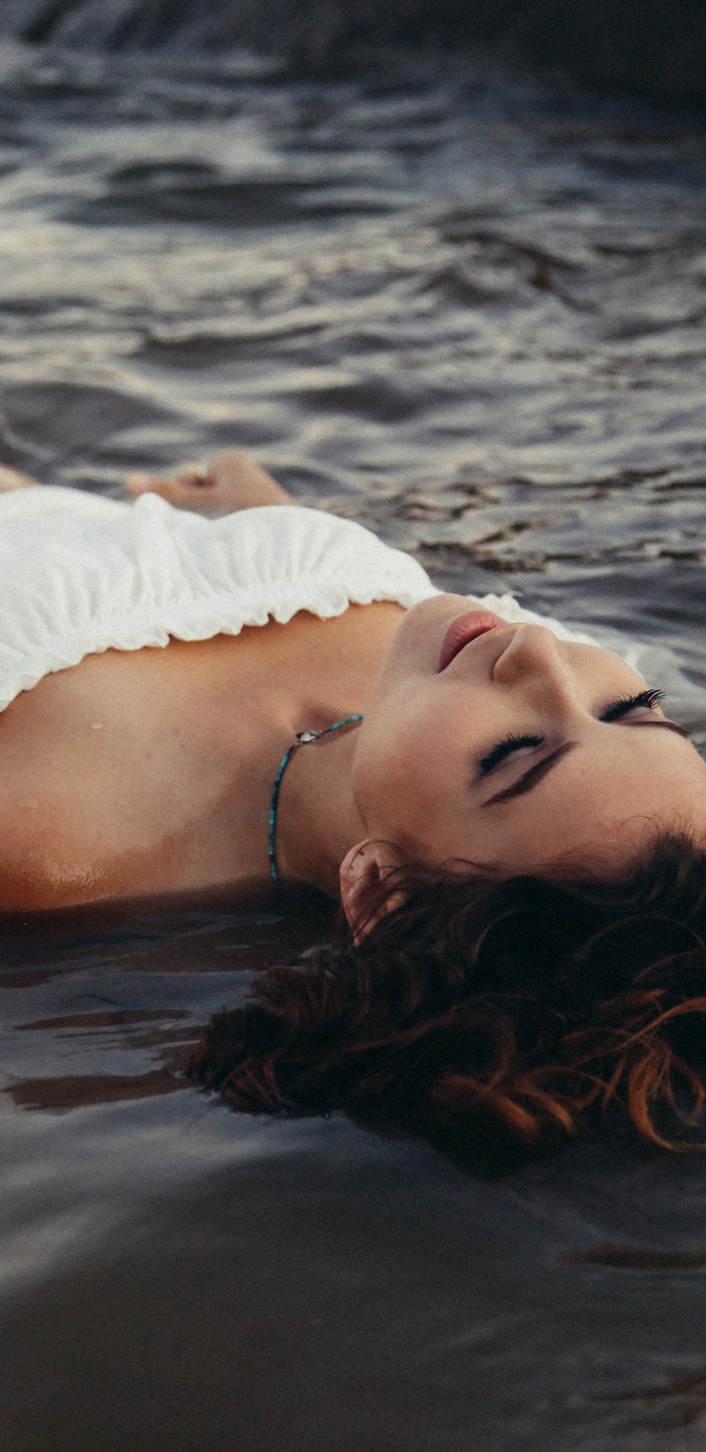 Обои модель, море, волосы, вода, красота в разрешении 1440x2960