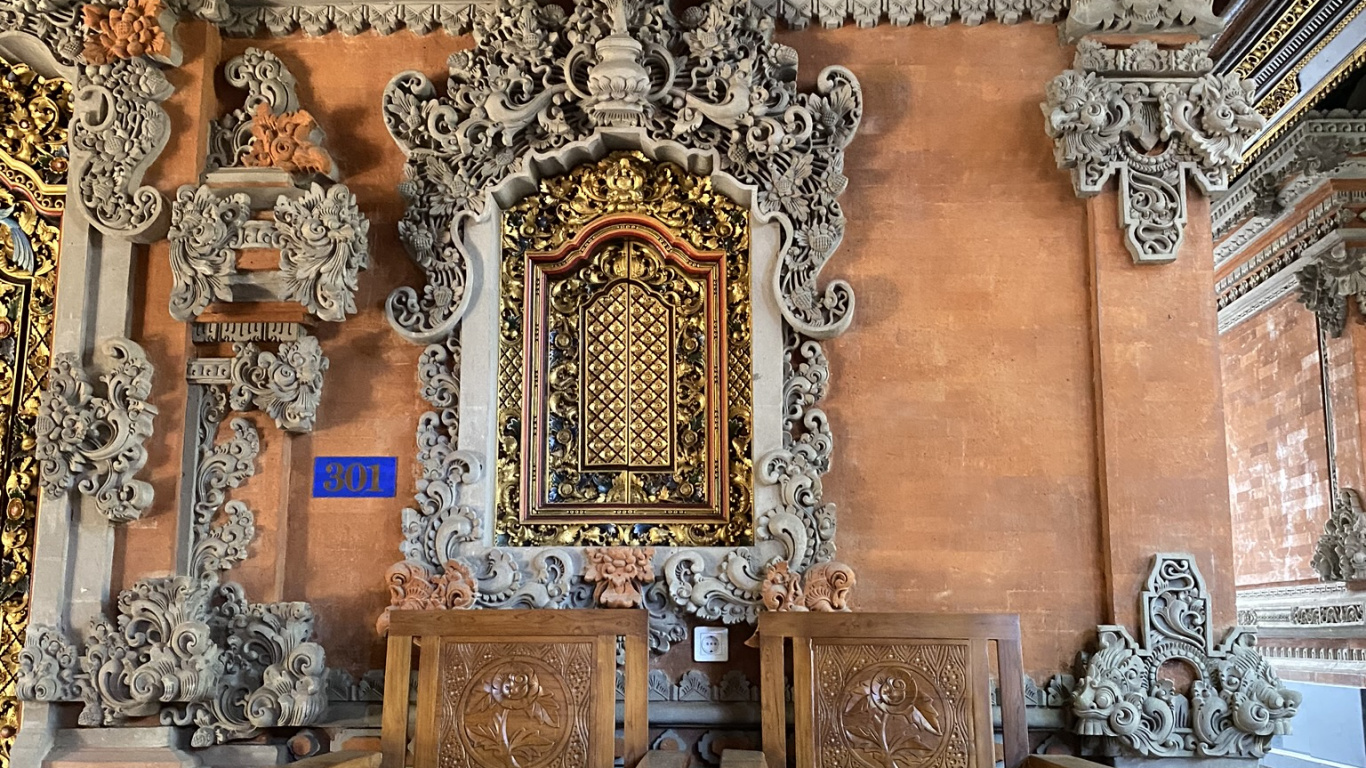 Обои бали, мебель, дизайн интерьера, потолок, святое место в разрешении 1366x768