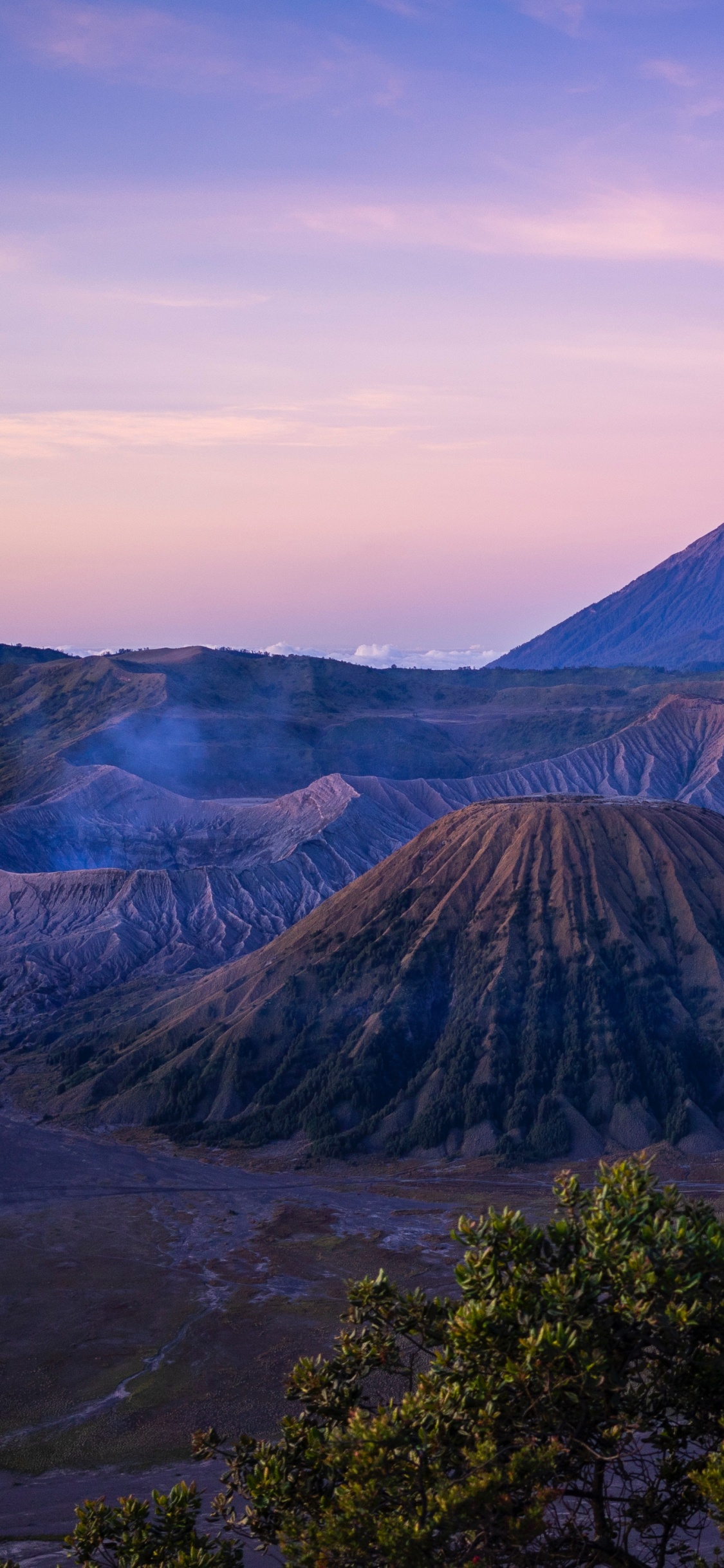 Обои Гора Бромо, вулкан, гора, пейзажи гор, нагорье в разрешении 1125x2436