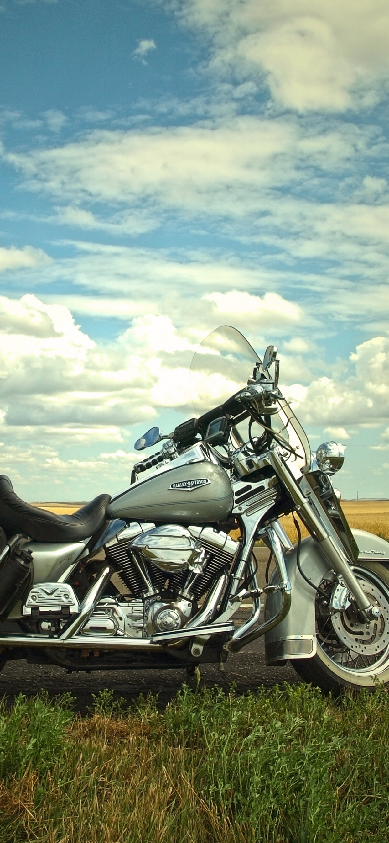 Обои мотоцикл, облако, крейсер, автомобильные шины, ДТП в разрешении 1242x2688