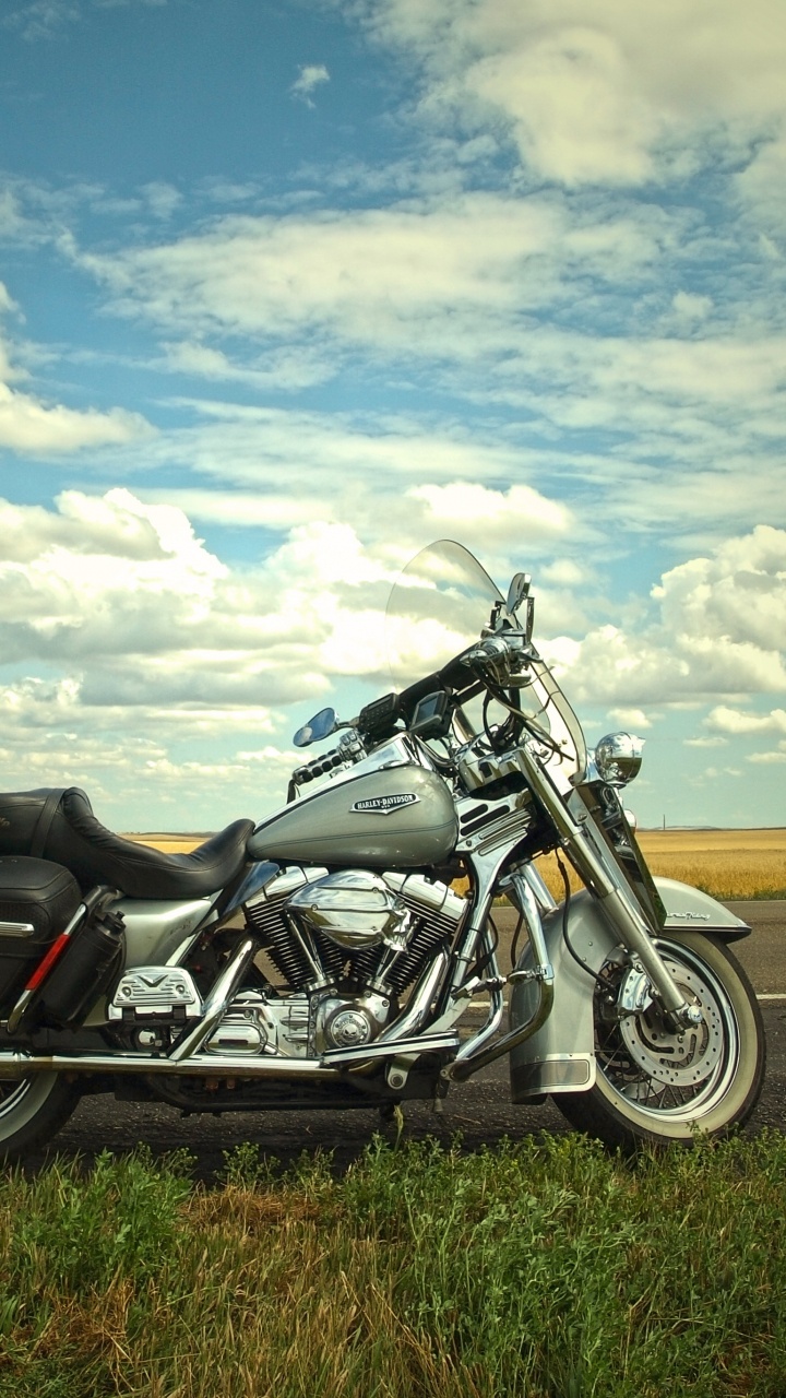 Обои мотоцикл, облако, крейсер, автомобильные шины, ДТП в разрешении 720x1280