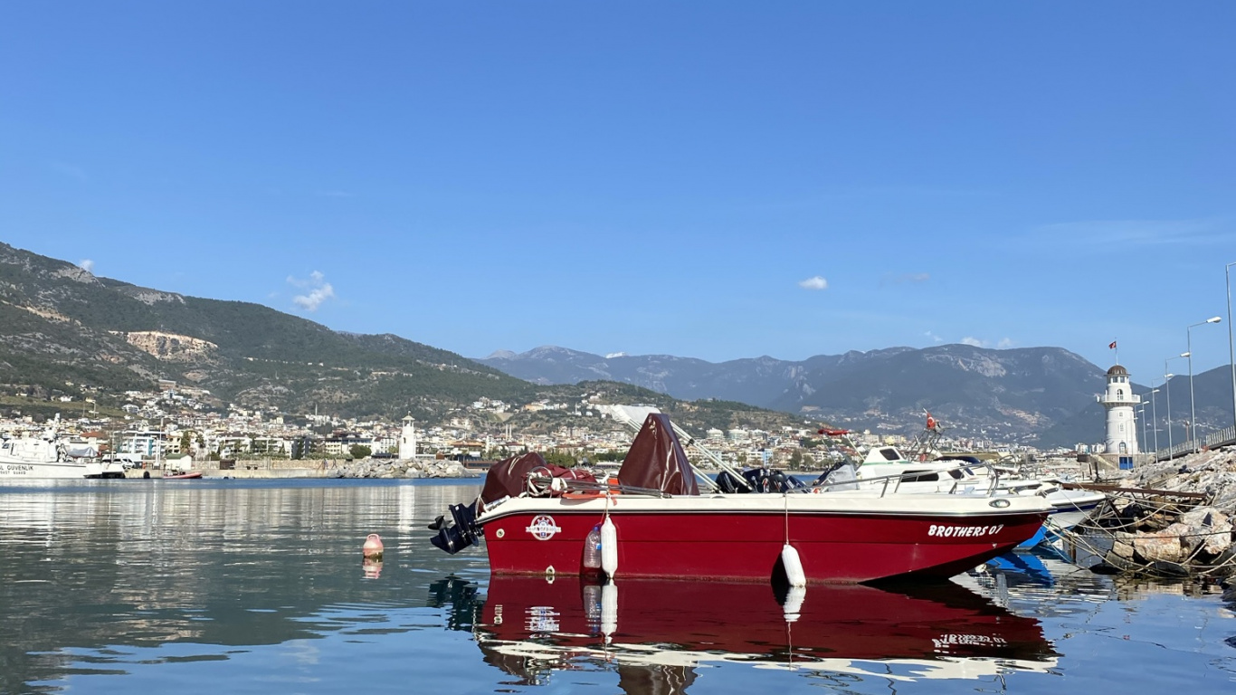 Обои отражение, вода, судно, лодка, гора в разрешении 1366x768