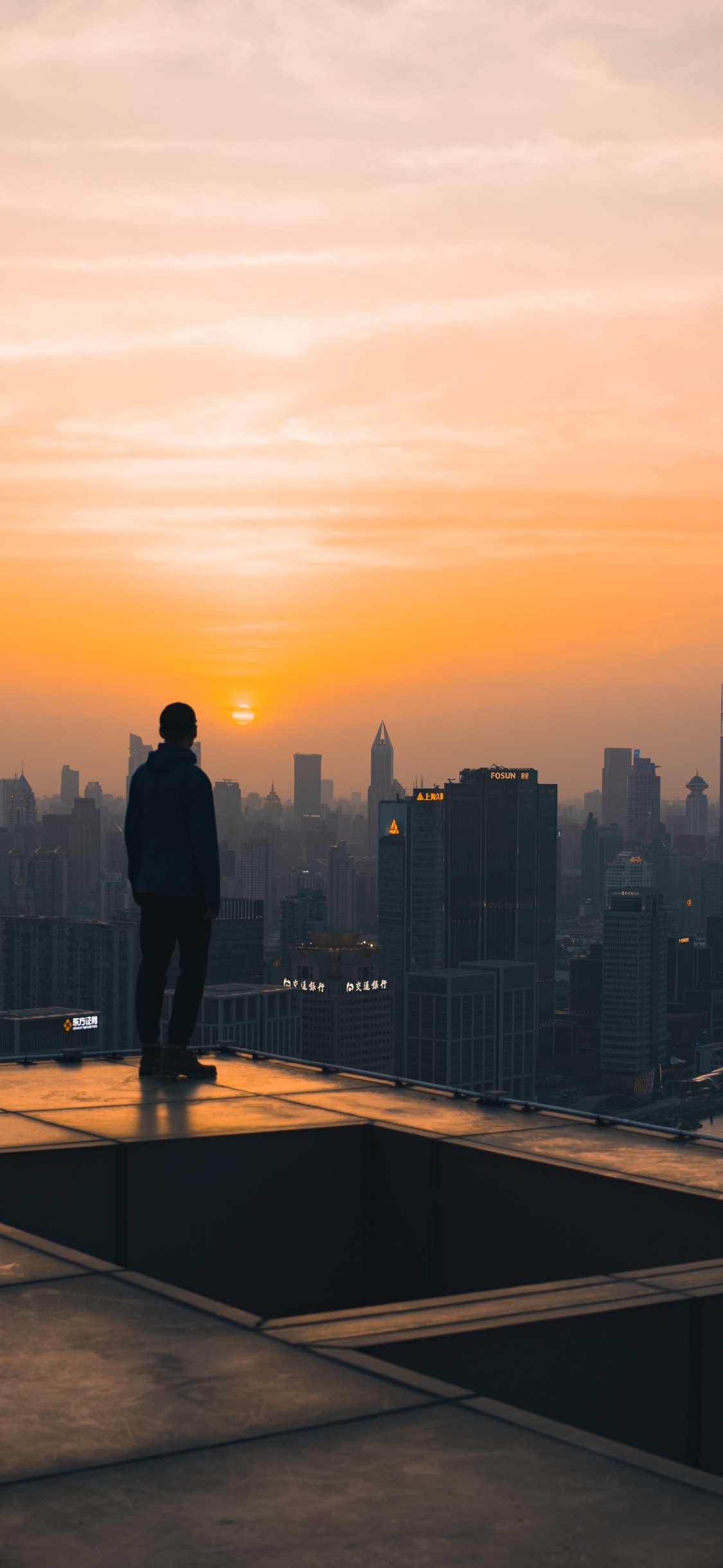 Обои городской пейзаж, линия горизонта, дневное время, город, городской район в разрешении 1125x2436