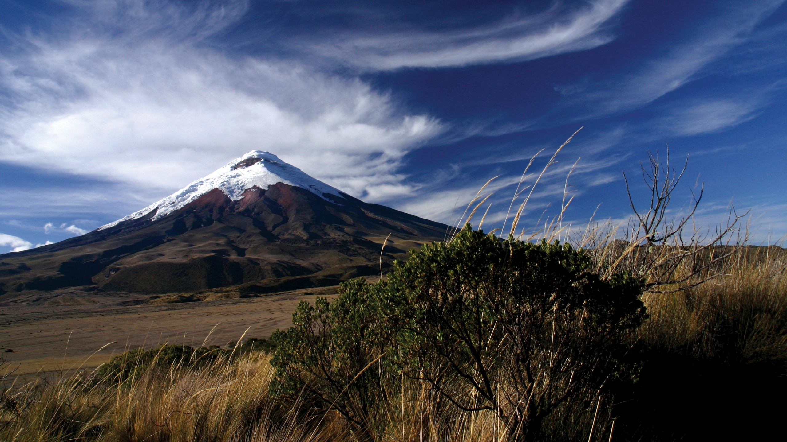 Обои пейзажи гор, вулкан, отпуск, горный рельеф, гора в разрешении 2560x1440