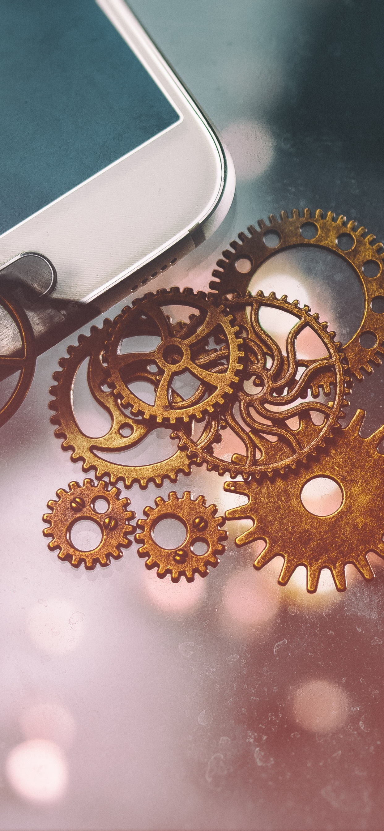 Обои модный аксессуар, металл, ювелирные изделия, золото, макро в разрешении 1242x2688