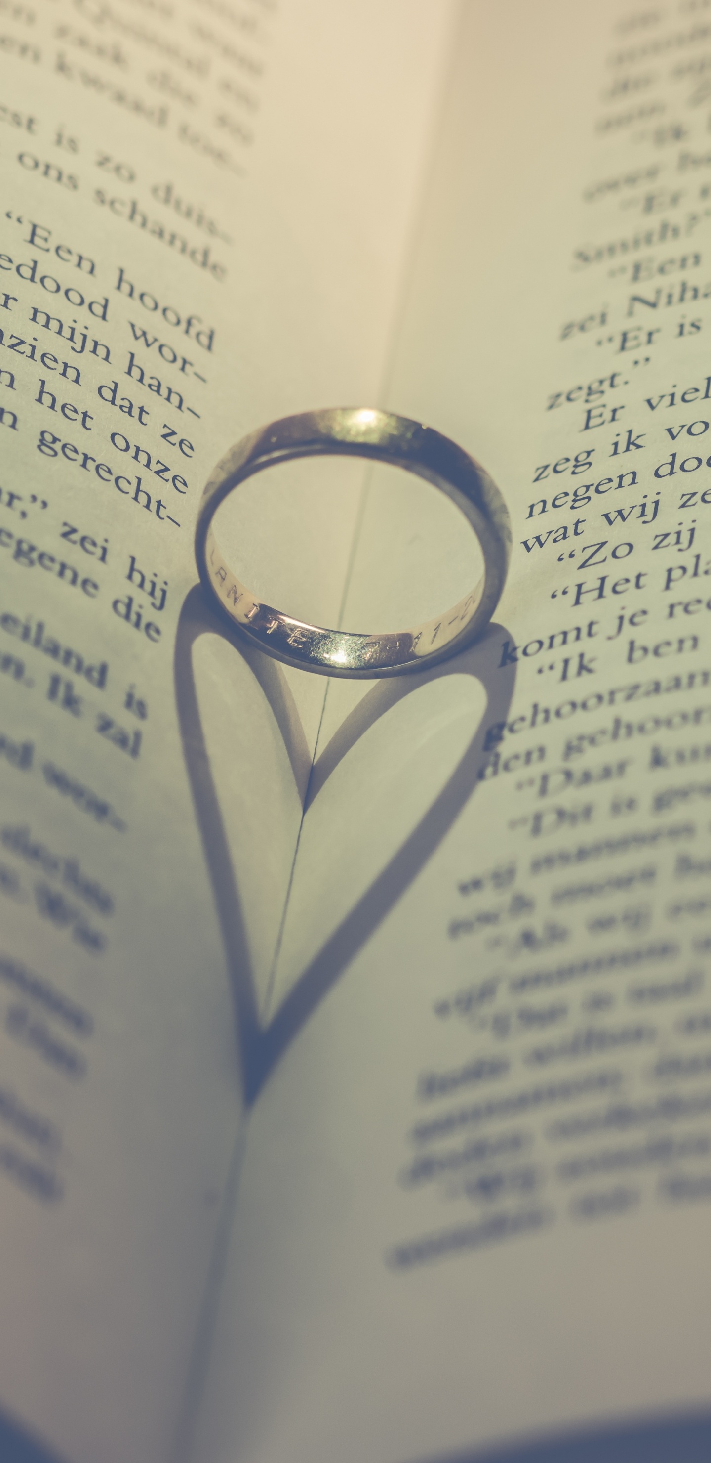 Обои кольцо, книга, сердце, обручальное кольцо, текст в разрешении 1440x2960