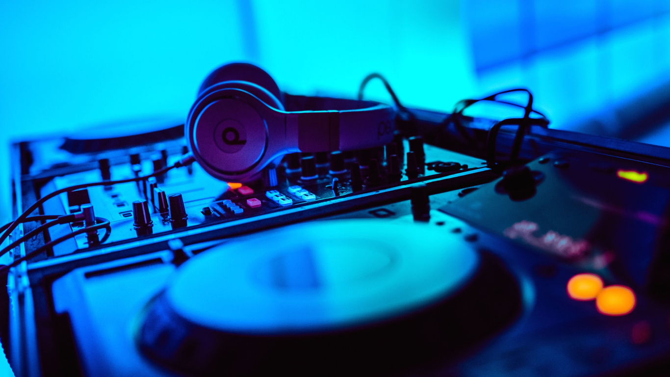Обои электронная танцевальная музыка, техно, студия звукозаписи, DJ-микшер, диджей микс в разрешении 1366x768