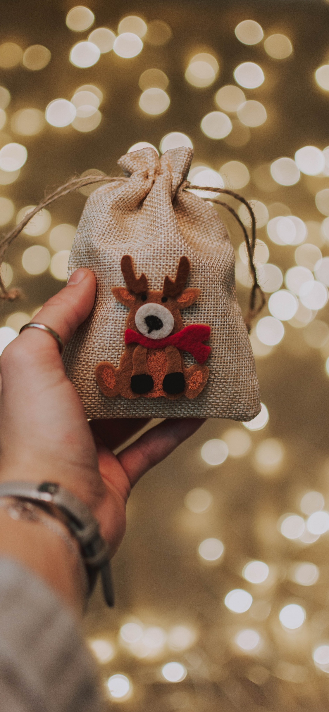 Обои Рождественский день, рождественский орнамент, палец, орнамент, дерево в разрешении 1125x2436