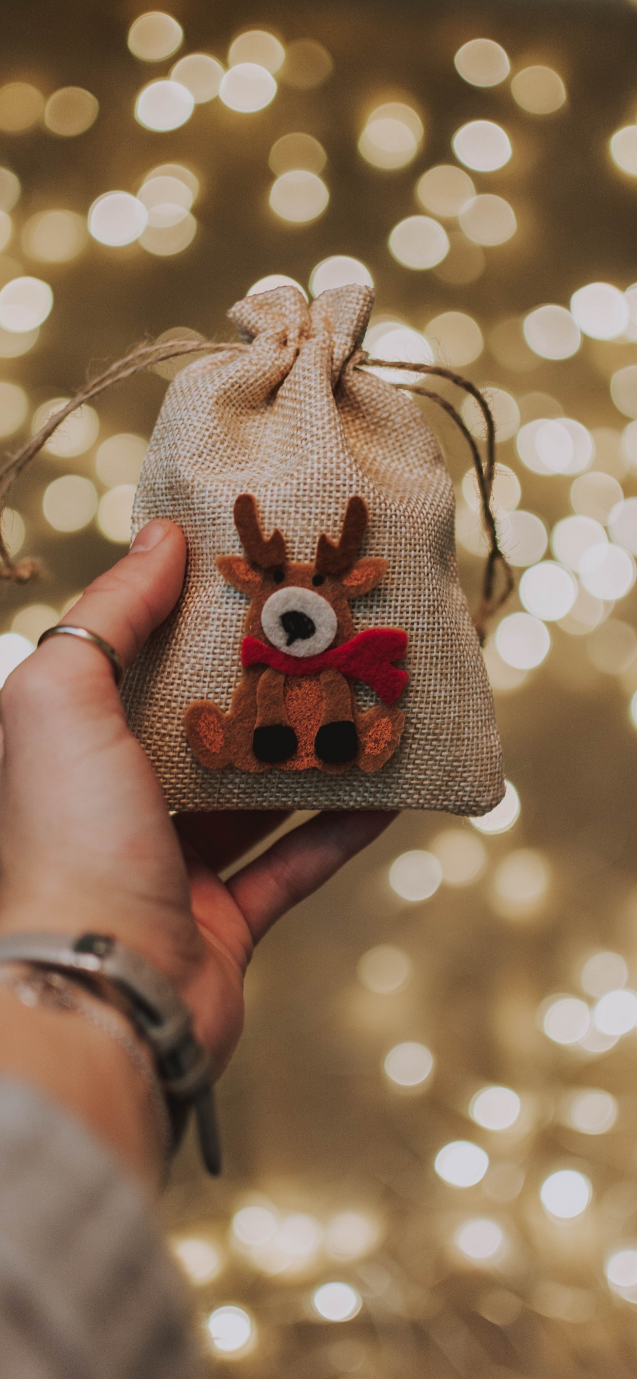 Обои Рождественский день, рождественский орнамент, палец, орнамент, дерево в разрешении 1242x2688