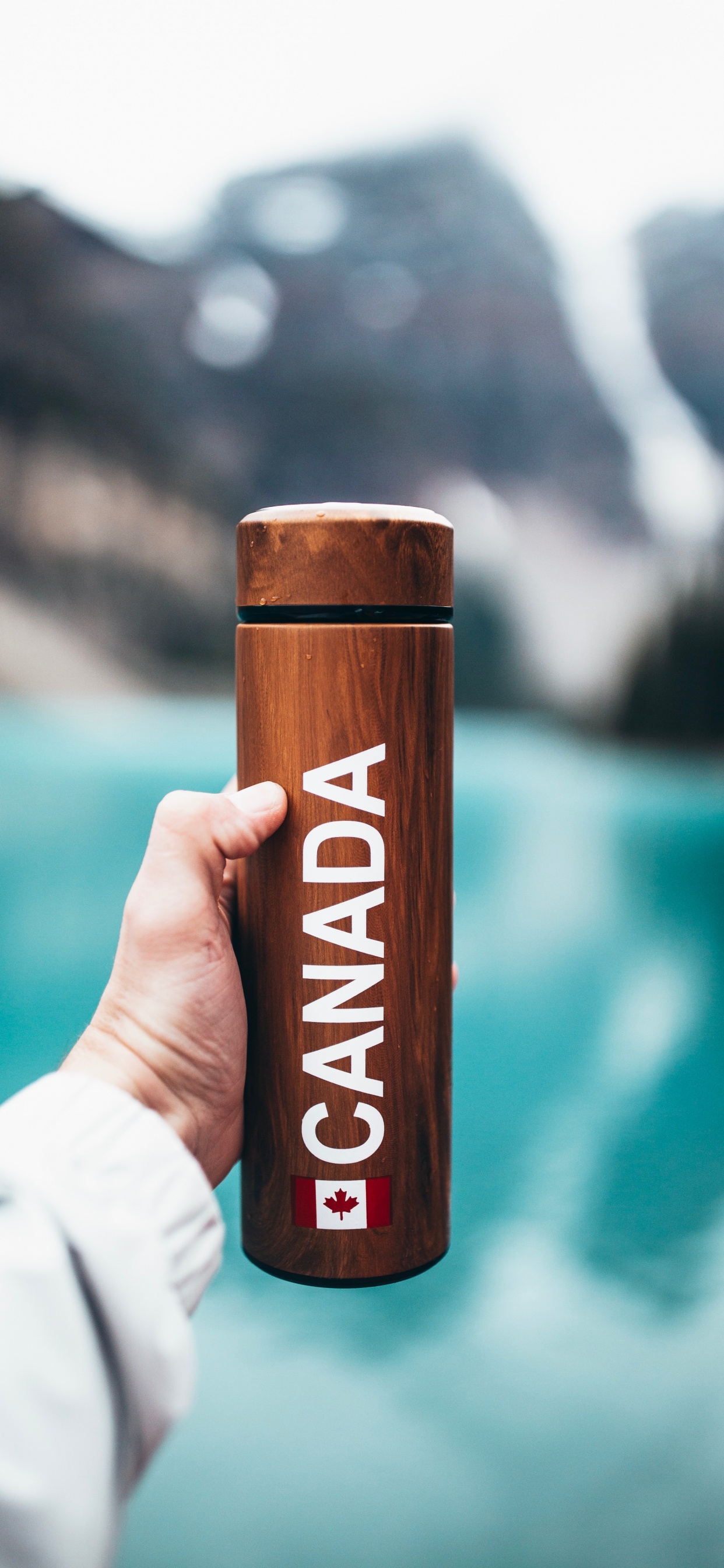 Обои чашка, чаша, стеклянная бутылка, энергетический напиток, стекло в разрешении 1242x2688