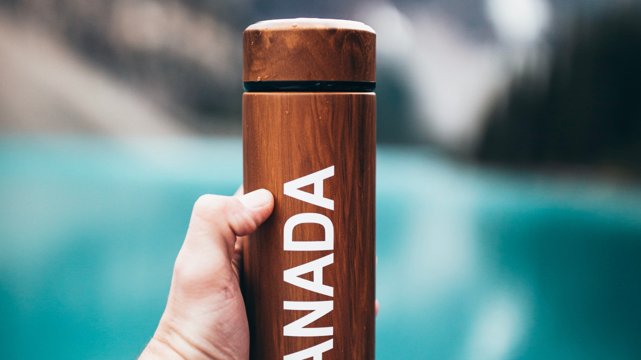 Обои чашка, чаша, стеклянная бутылка, энергетический напиток, стекло в разрешении 1280x720