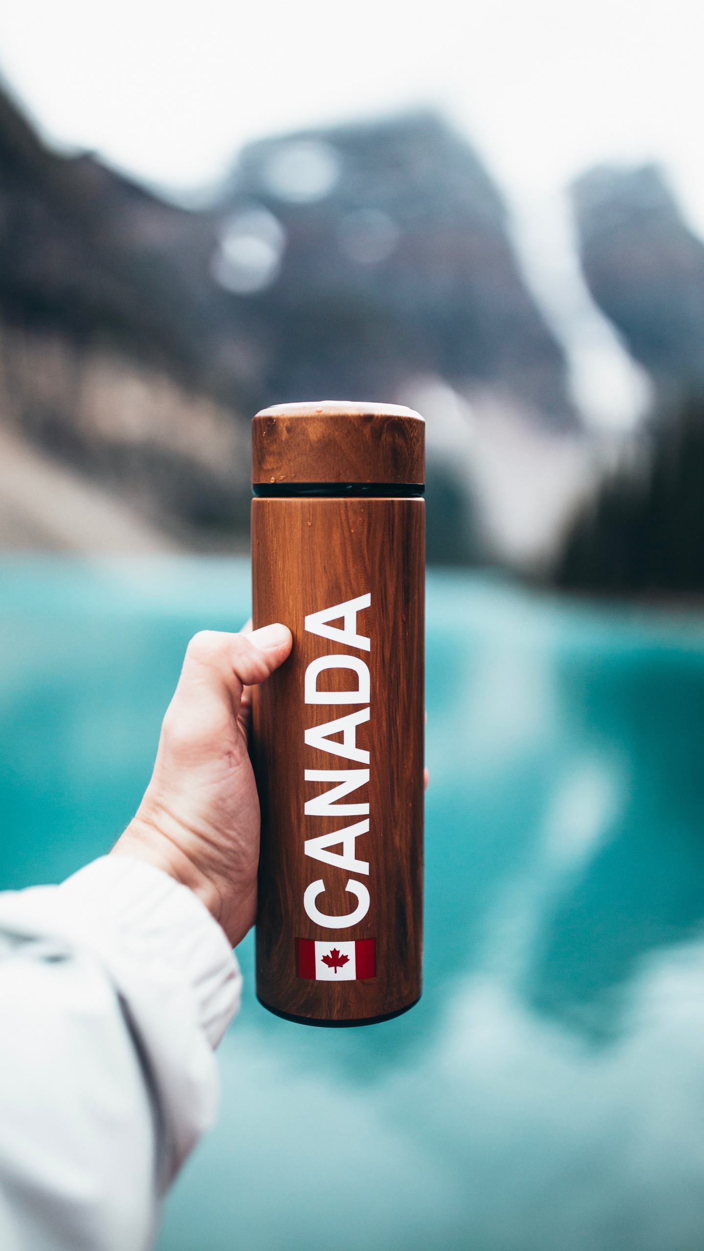 Обои чашка, чаша, стеклянная бутылка, энергетический напиток, стекло в разрешении 1440x2560