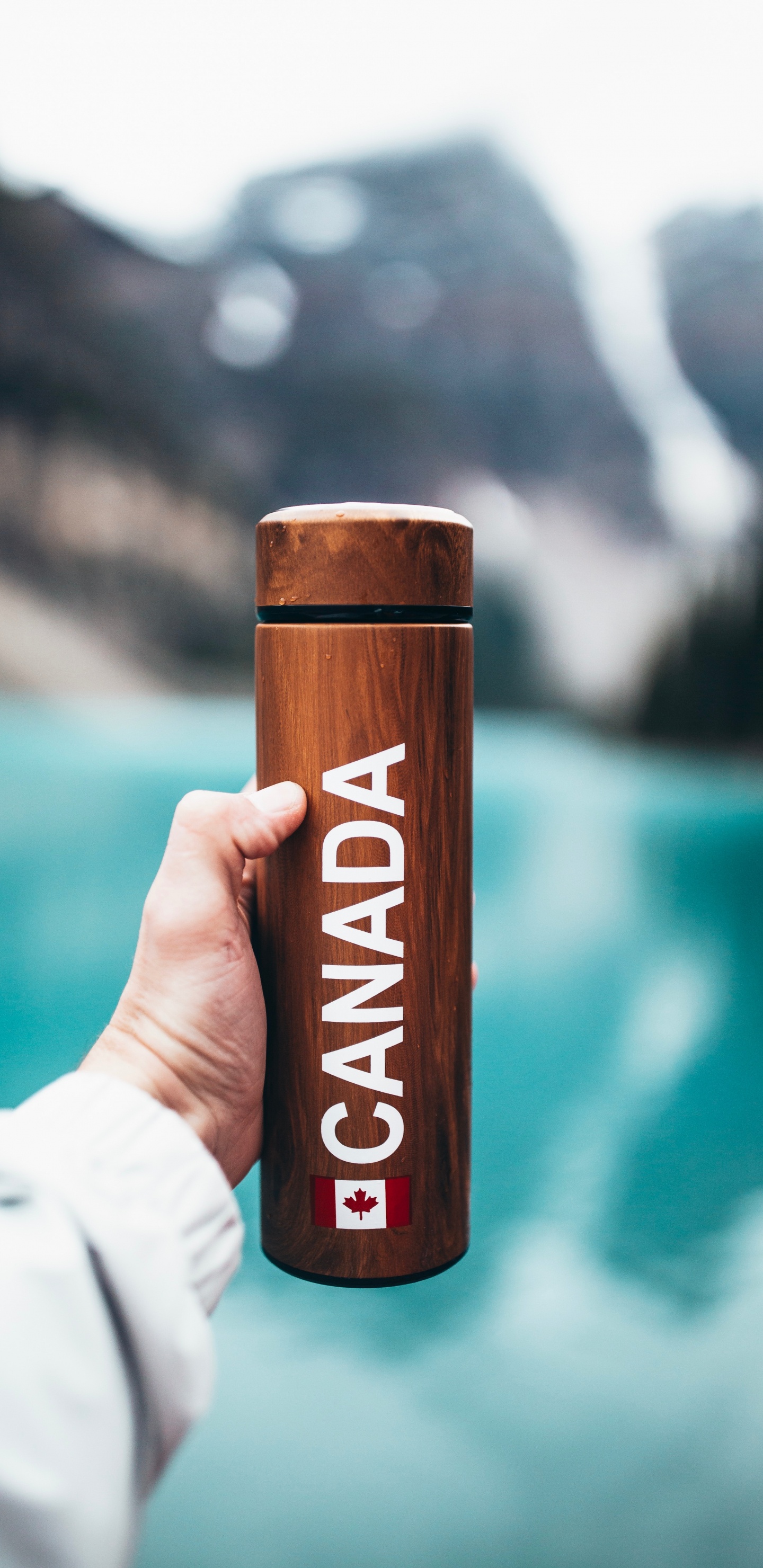 Обои чашка, чаша, стеклянная бутылка, энергетический напиток, стекло в разрешении 1440x2960