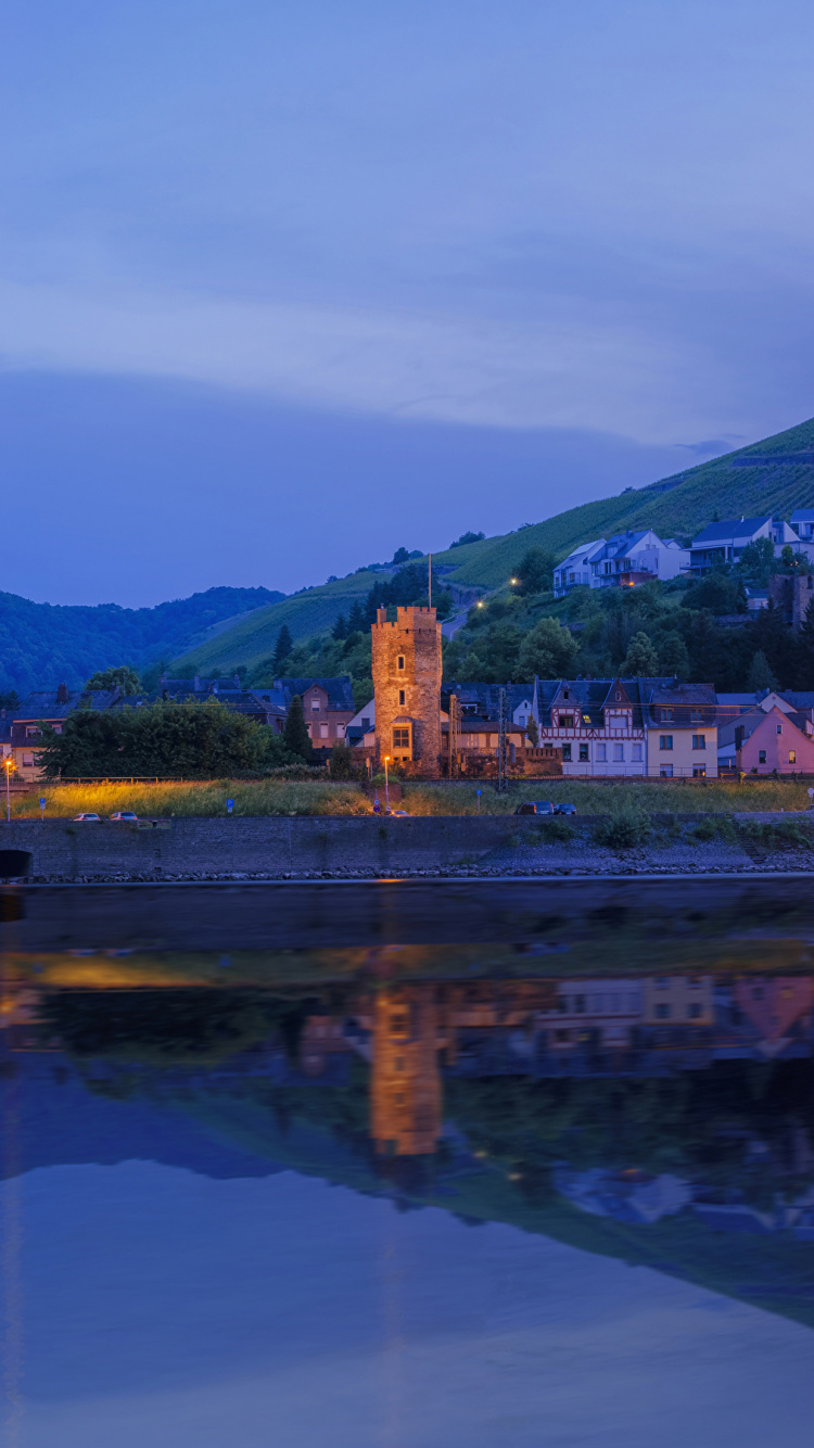 Обои отражение, достопримечательность, гора, реки, ориентир в разрешении 750x1334