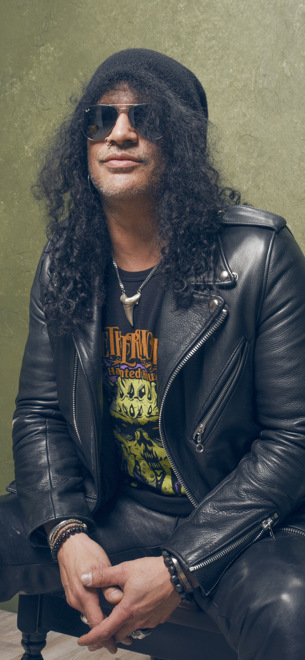 Обои Слэш, Guns N Roses, кожаная куртка, куртка, прохлада в разрешении 1242x2688