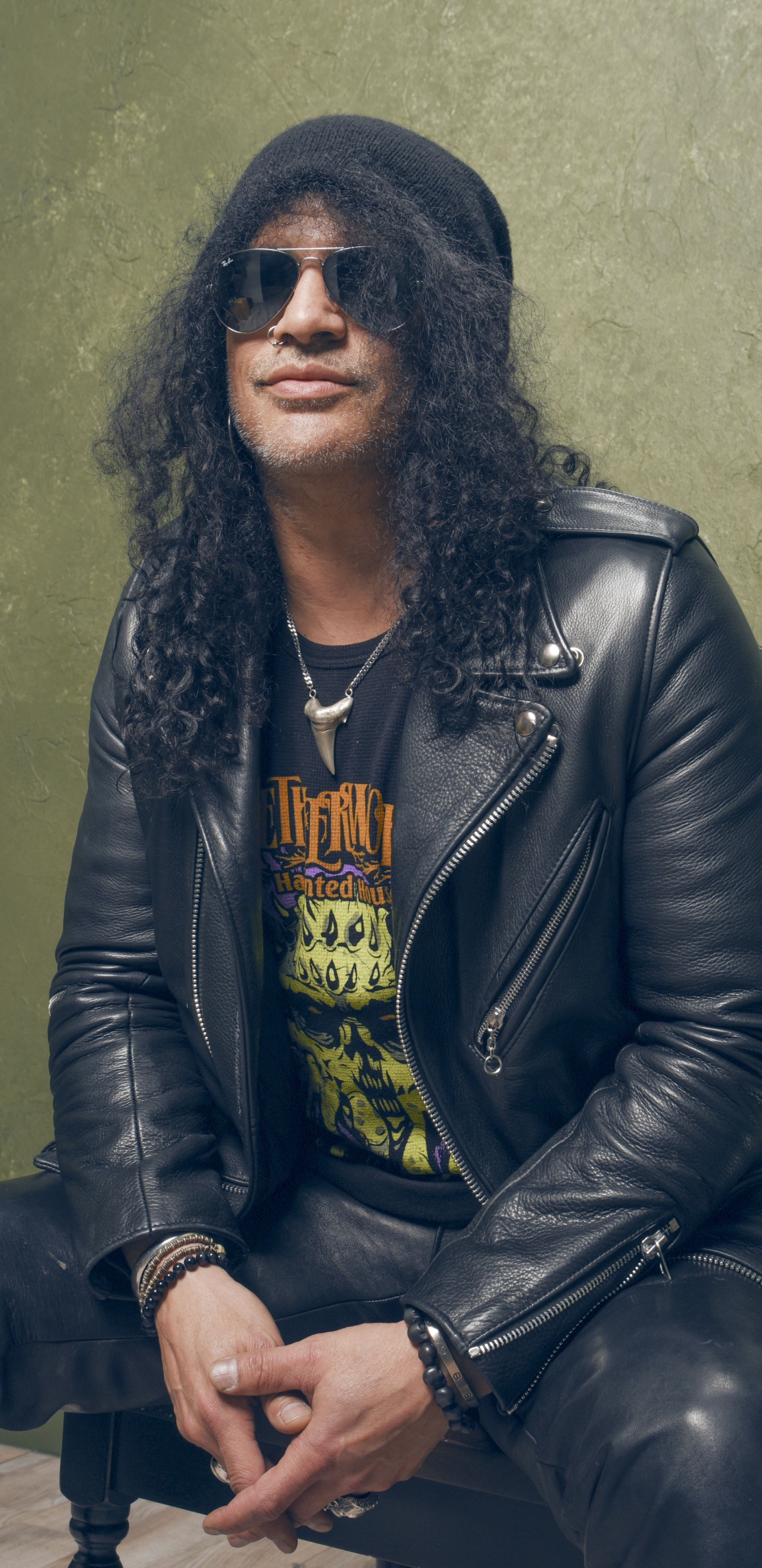 Обои Слэш, Guns N Roses, кожаная куртка, куртка, прохлада в разрешении 1440x2960