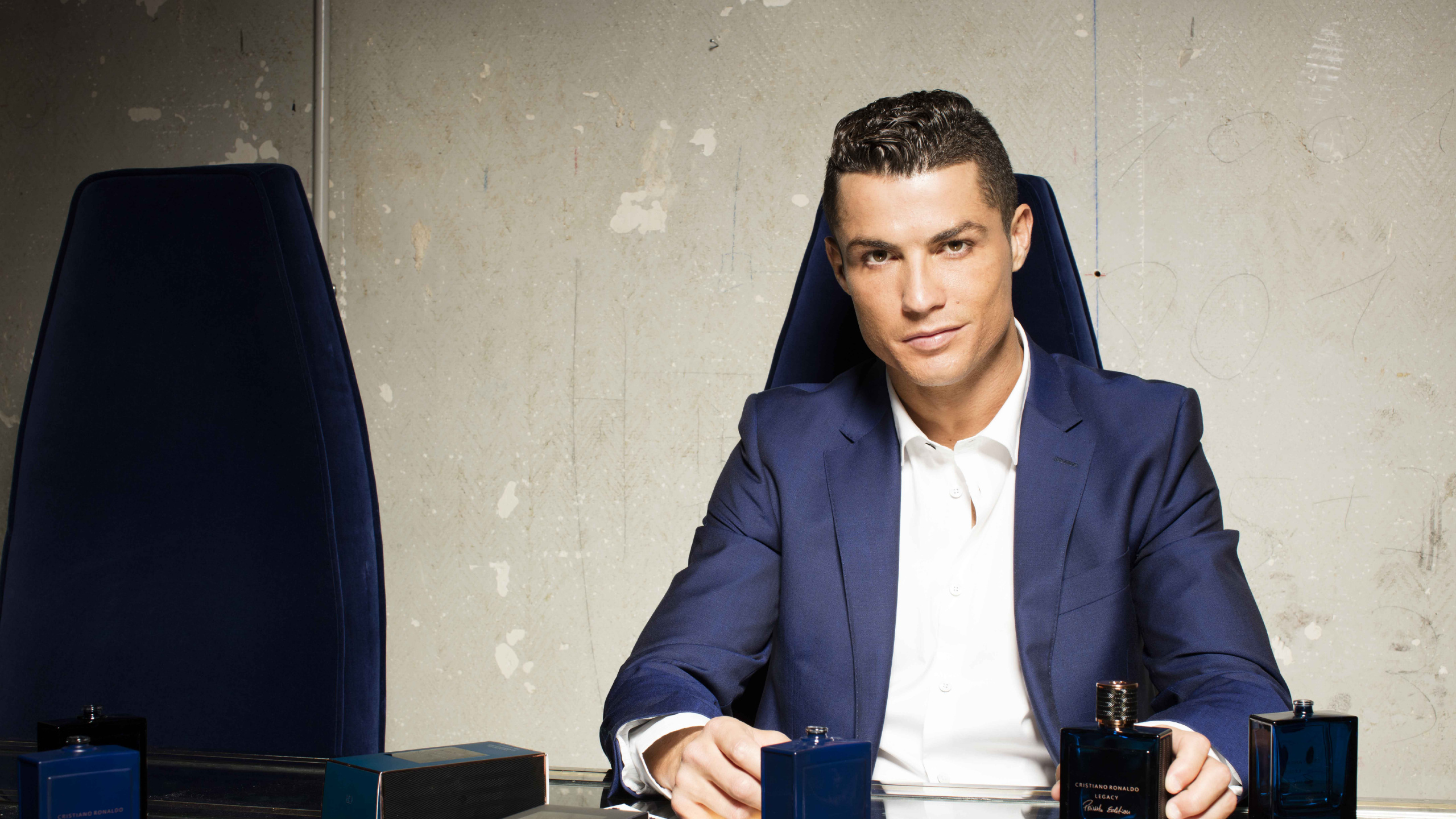 Обои Кристиано Роналдо, Реал С Ф, лоб, сидящий, официальная одежда в разрешении 2560x1440