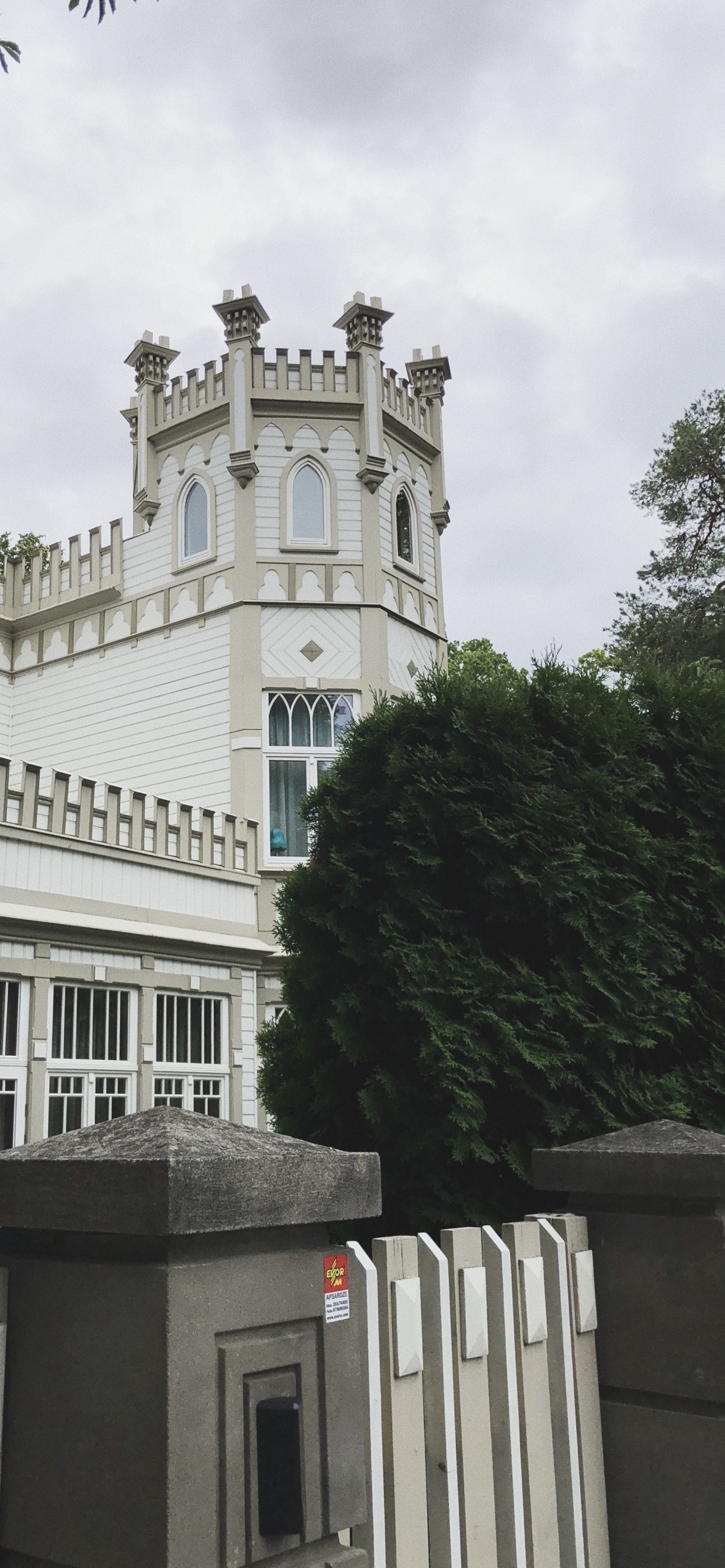 Обои ориентир, окно, классическая архитектура, крыша, архитектура в разрешении 1242x2688