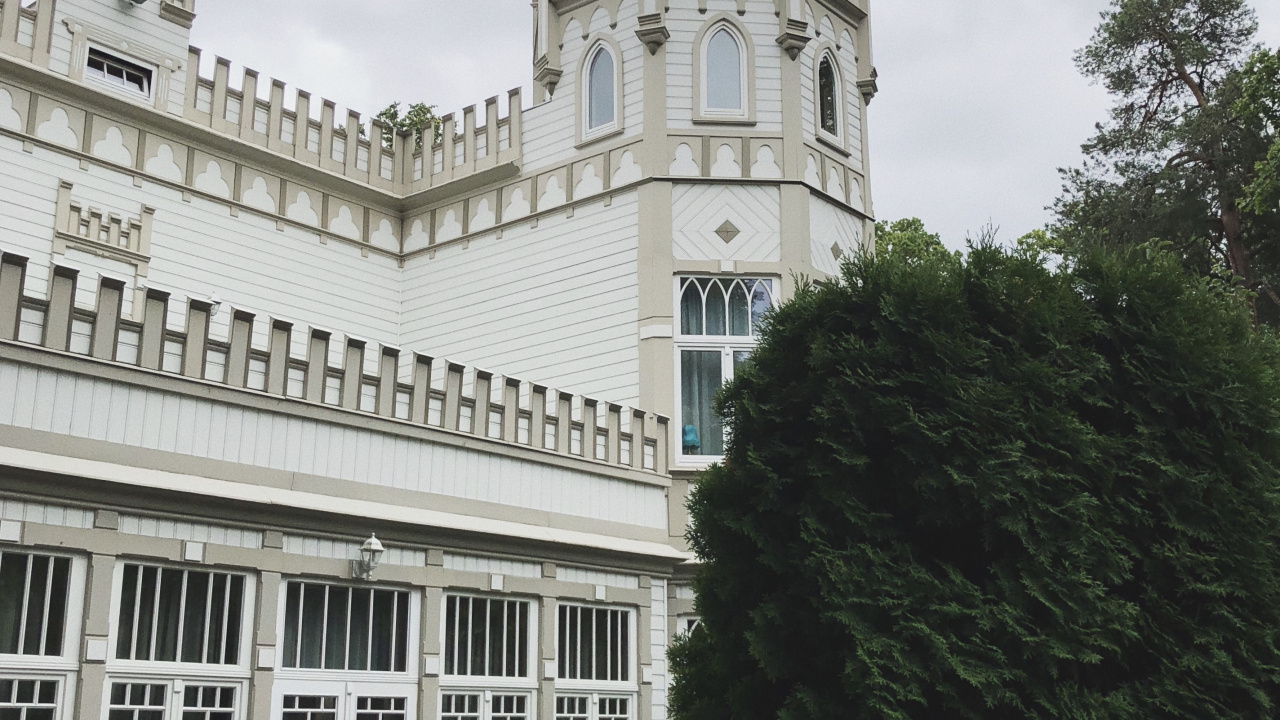 Обои ориентир, окно, классическая архитектура, крыша, архитектура в разрешении 1280x720