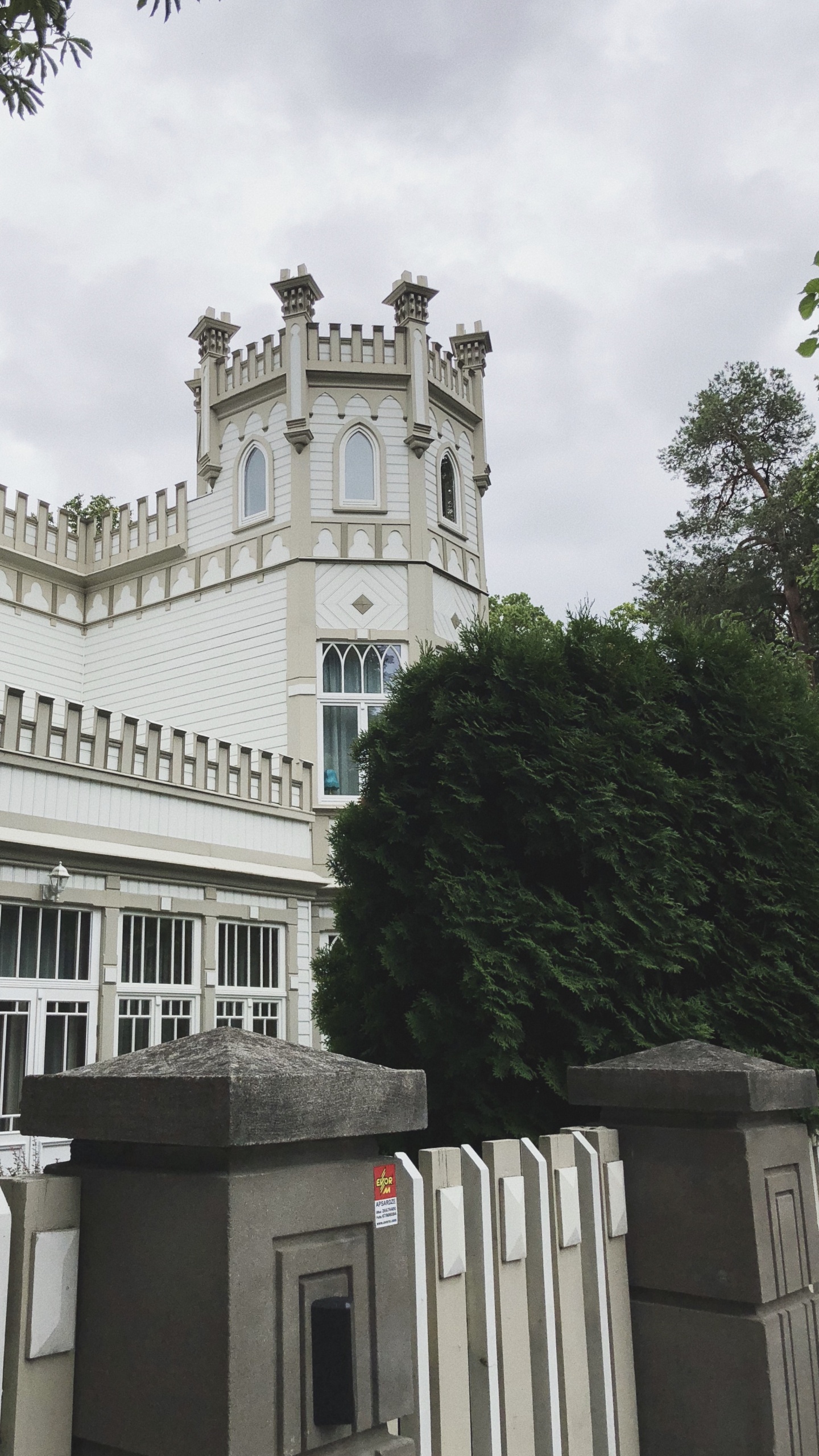 Обои ориентир, окно, классическая архитектура, крыша, архитектура в разрешении 1440x2560