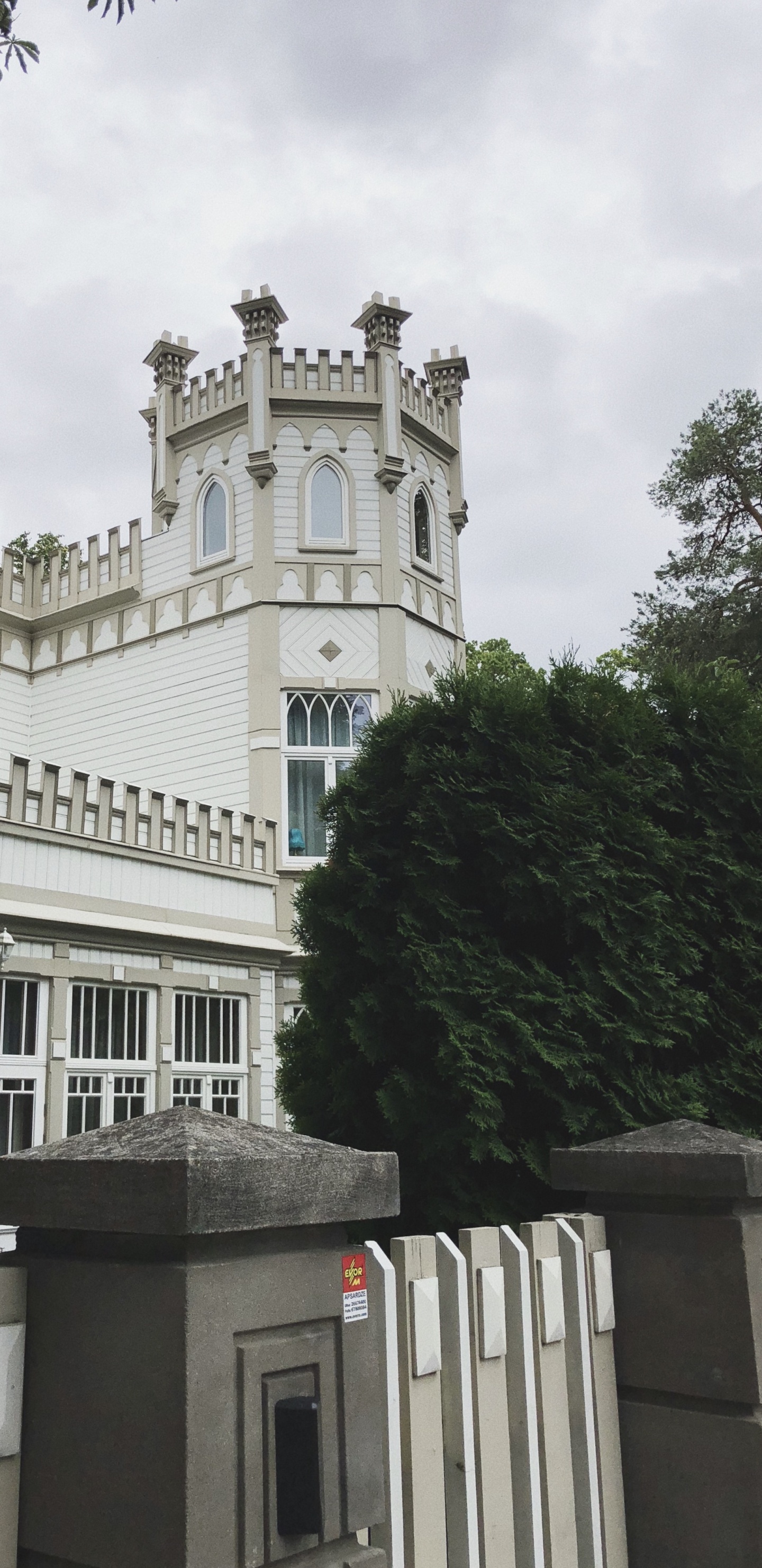 Обои ориентир, окно, классическая архитектура, крыша, архитектура в разрешении 1440x2960