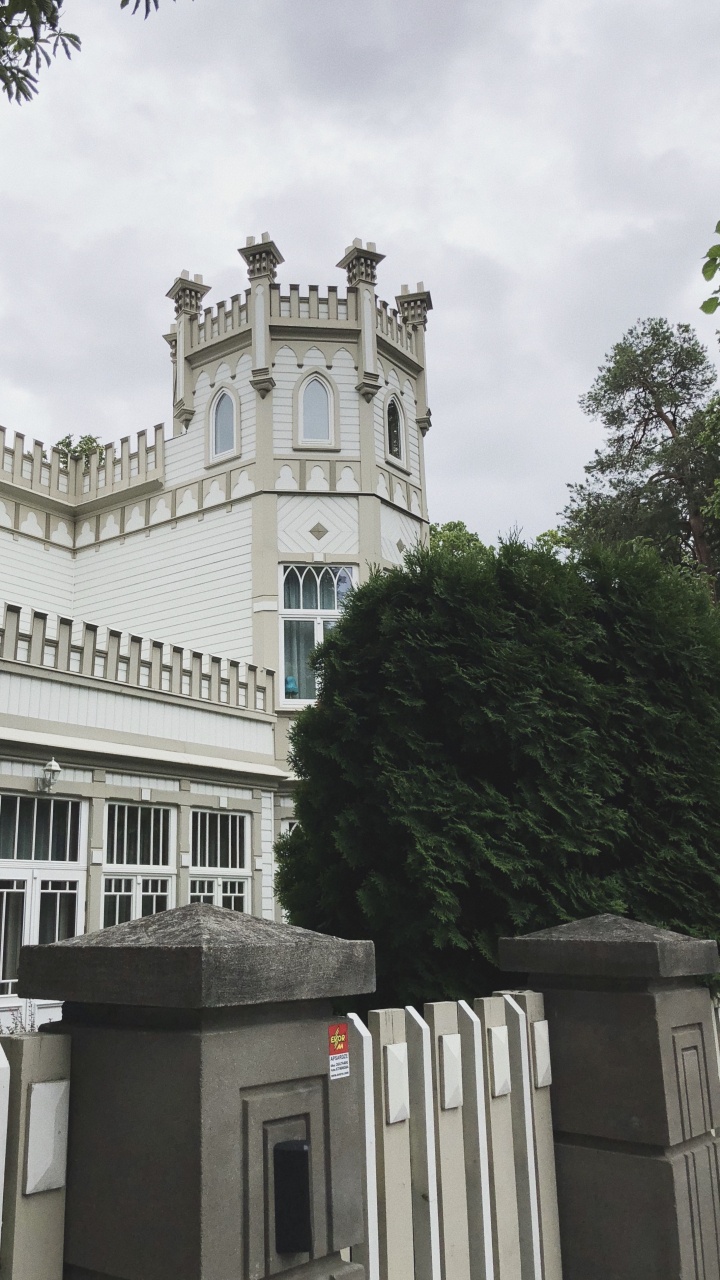 Обои ориентир, окно, классическая архитектура, крыша, архитектура в разрешении 720x1280