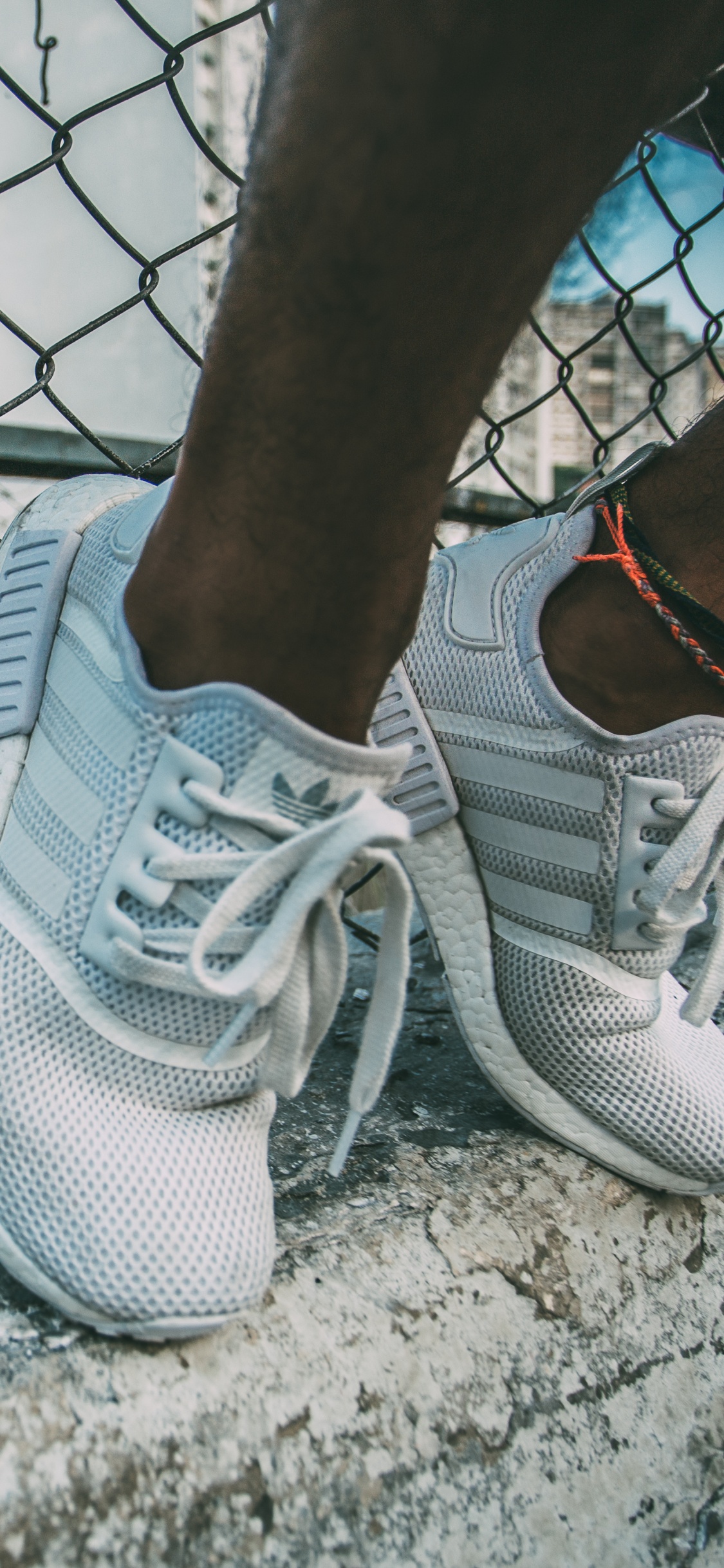 Обои adidas, башмак, кеды, обувь, белые в разрешении 1125x2436