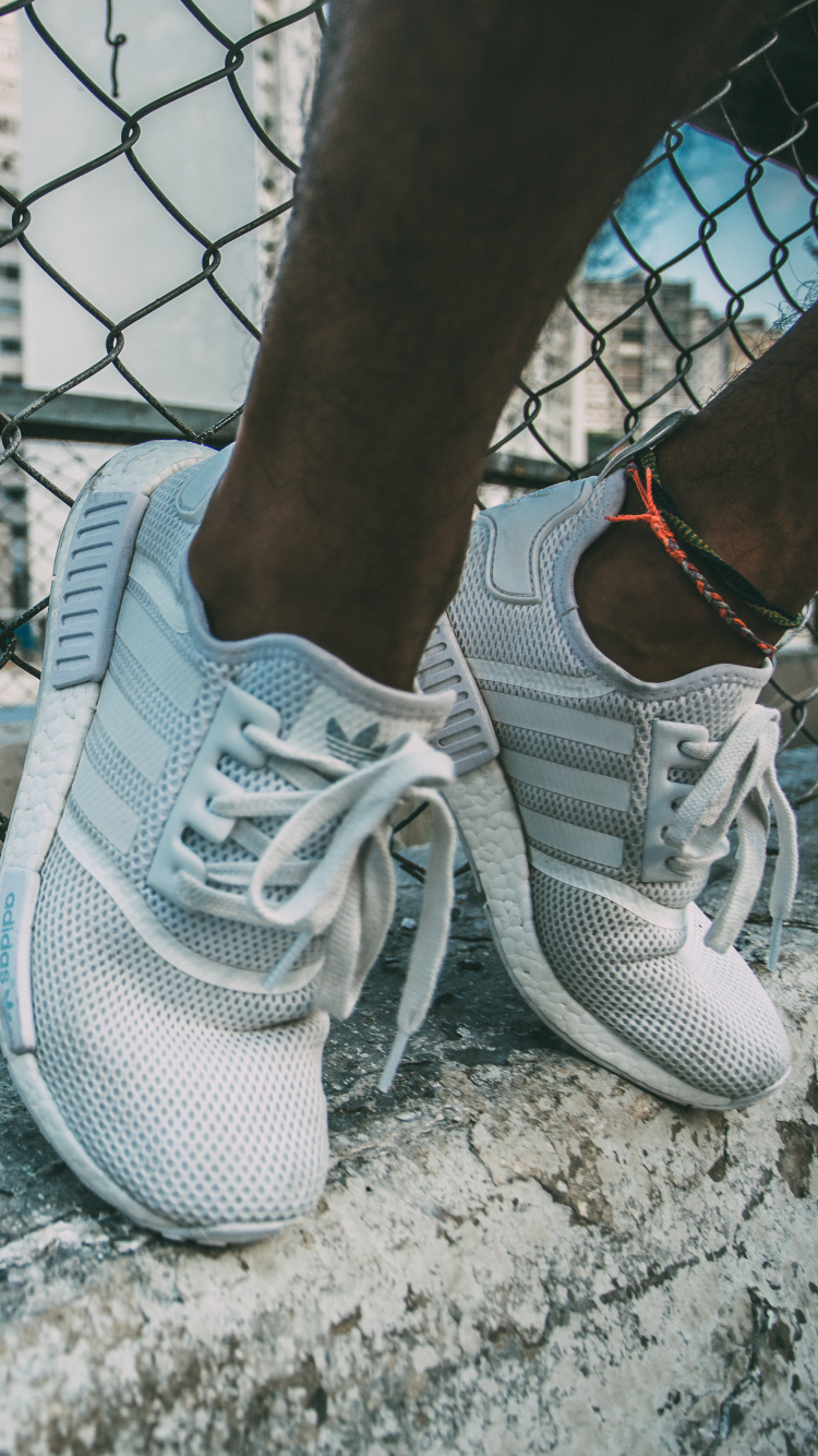 Обои adidas, башмак, кеды, обувь, белые в разрешении 750x1334