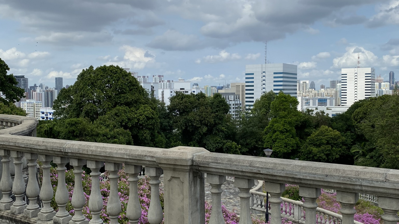 Обои забор, дневное время, облако, башня, кучевое облако в разрешении 1366x768